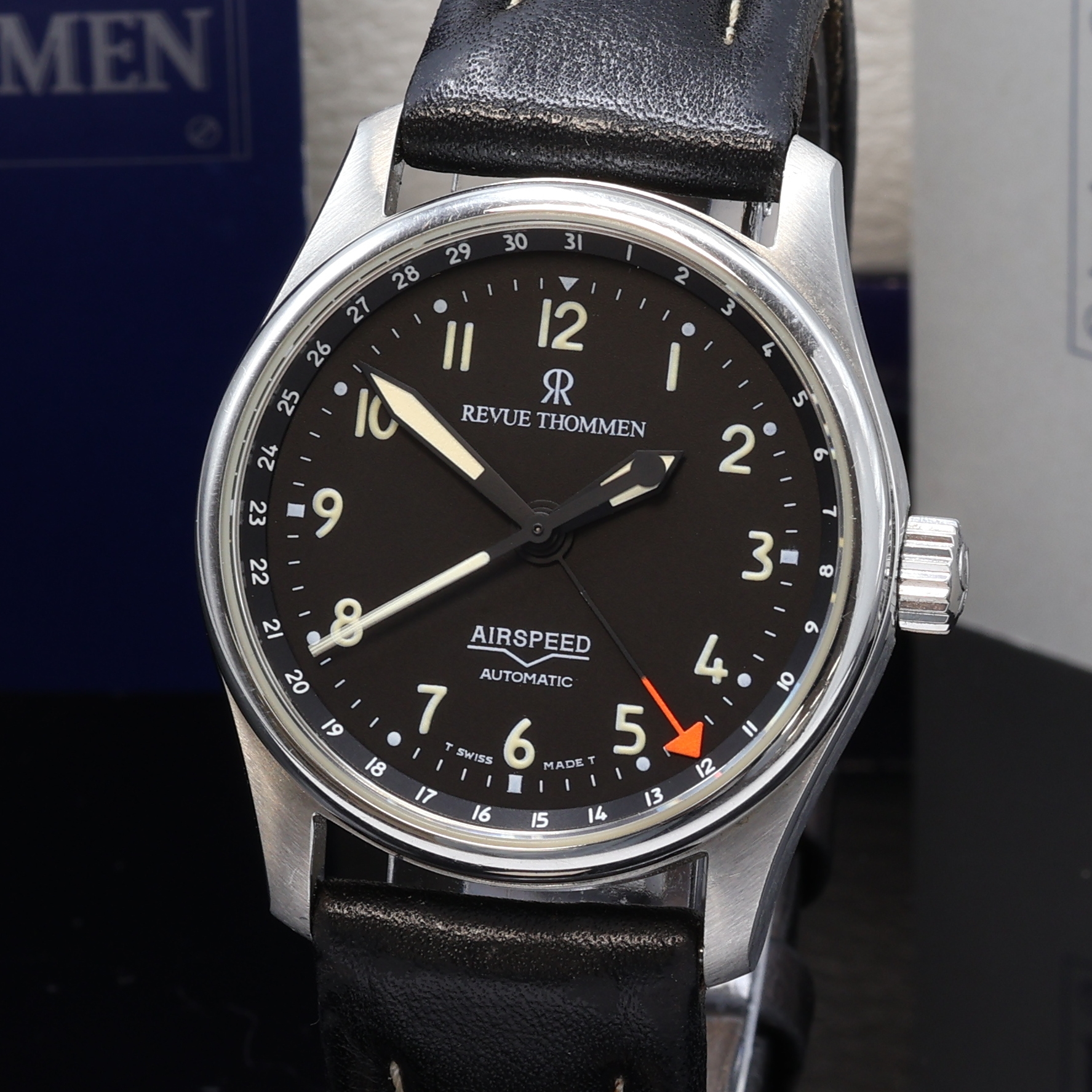 Detail a: REVUE THOMMEN Airspeed Armbanduhr Referenz 6110003, Schweiz um 1995, Automatik, Edelstahlgeh. inkl. orig. Lederband (zu ers.) m. Faltschl., Boden ...