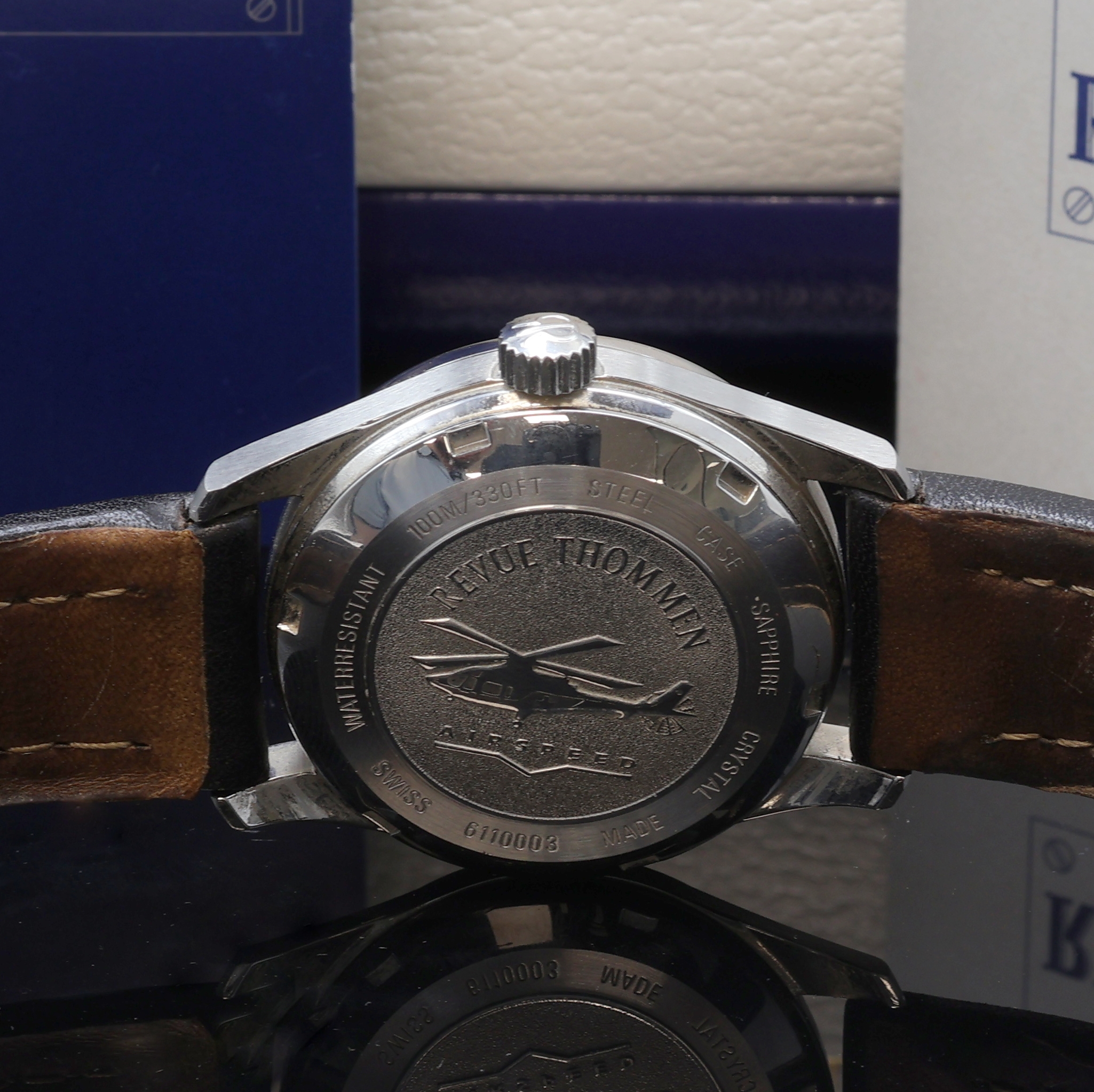 Detail d: REVUE THOMMEN Airspeed Armbanduhr Referenz 6110003, Schweiz um 1995, Automatik, Edelstahlgeh. inkl. orig. Lederband (zu ers.) m. Faltschl., Boden ...