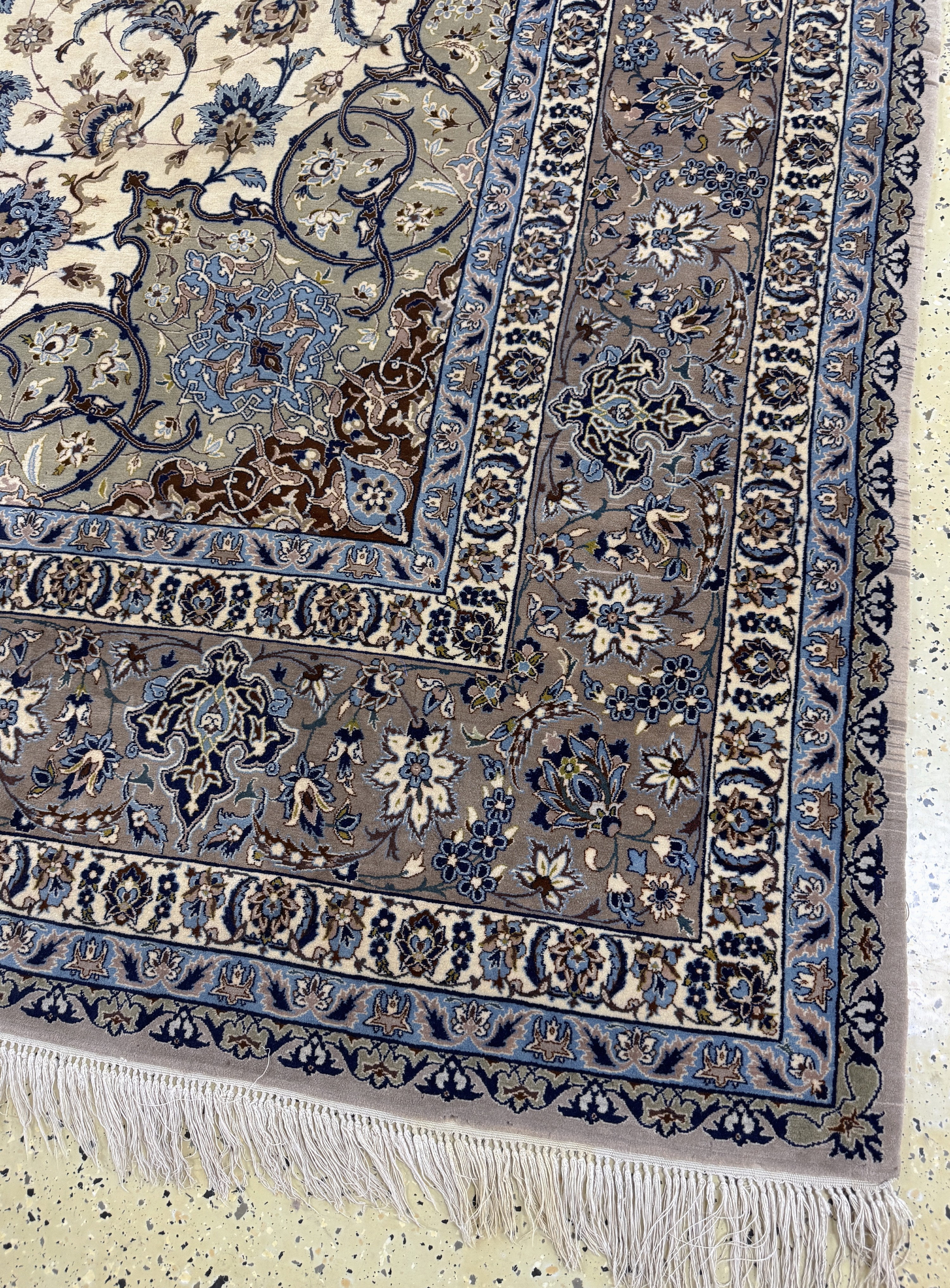 Detail a: Esfahan fein Persien, signiert"Ghafourian",Mitte 20.Jhd, Korkwolle auf Seide, ca. 385 x 255 cm, gereinigt, EHZ: 1-2, (Fransen beschädigt)