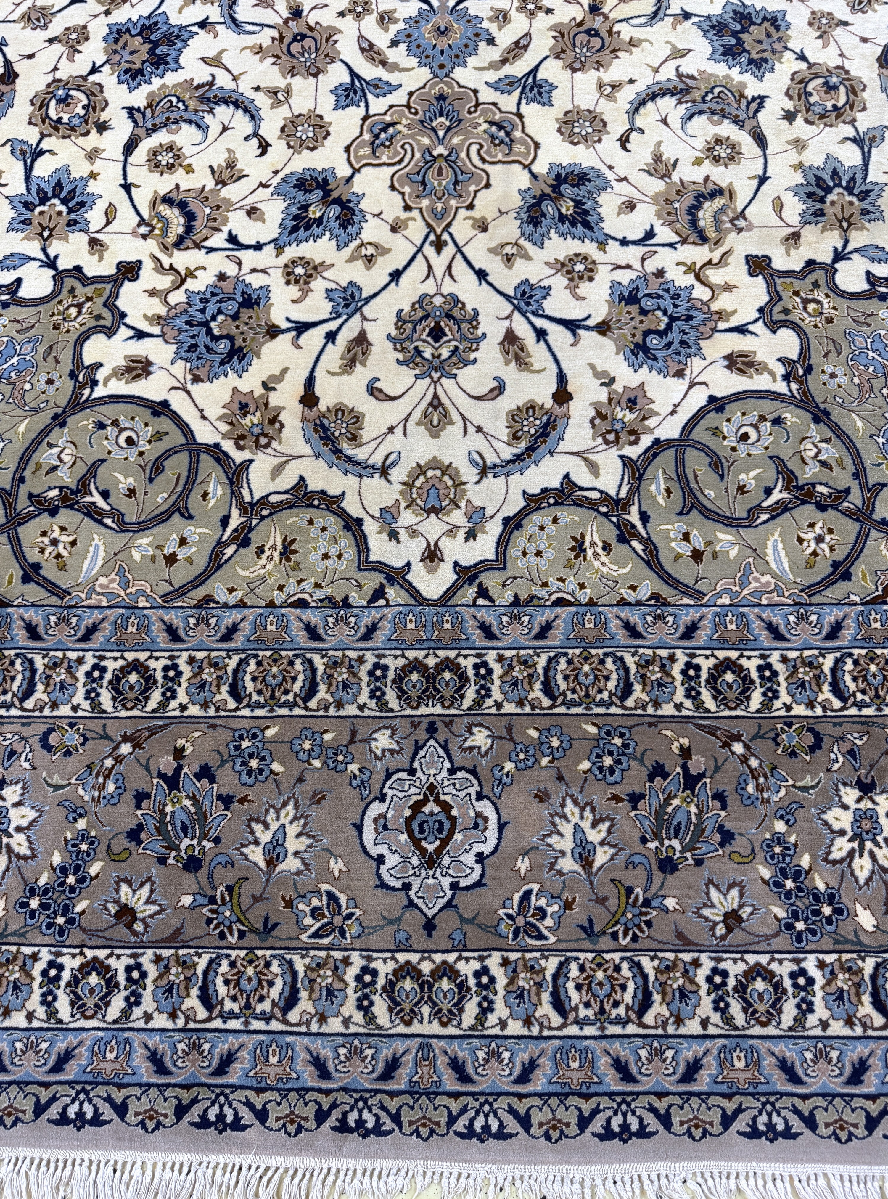 Detail b: Esfahan fein Persien, signiert"Ghafourian",Mitte 20.Jhd, Korkwolle auf Seide, ca. 385 x 255 cm, gereinigt, EHZ: 1-2, (Fransen beschädigt)