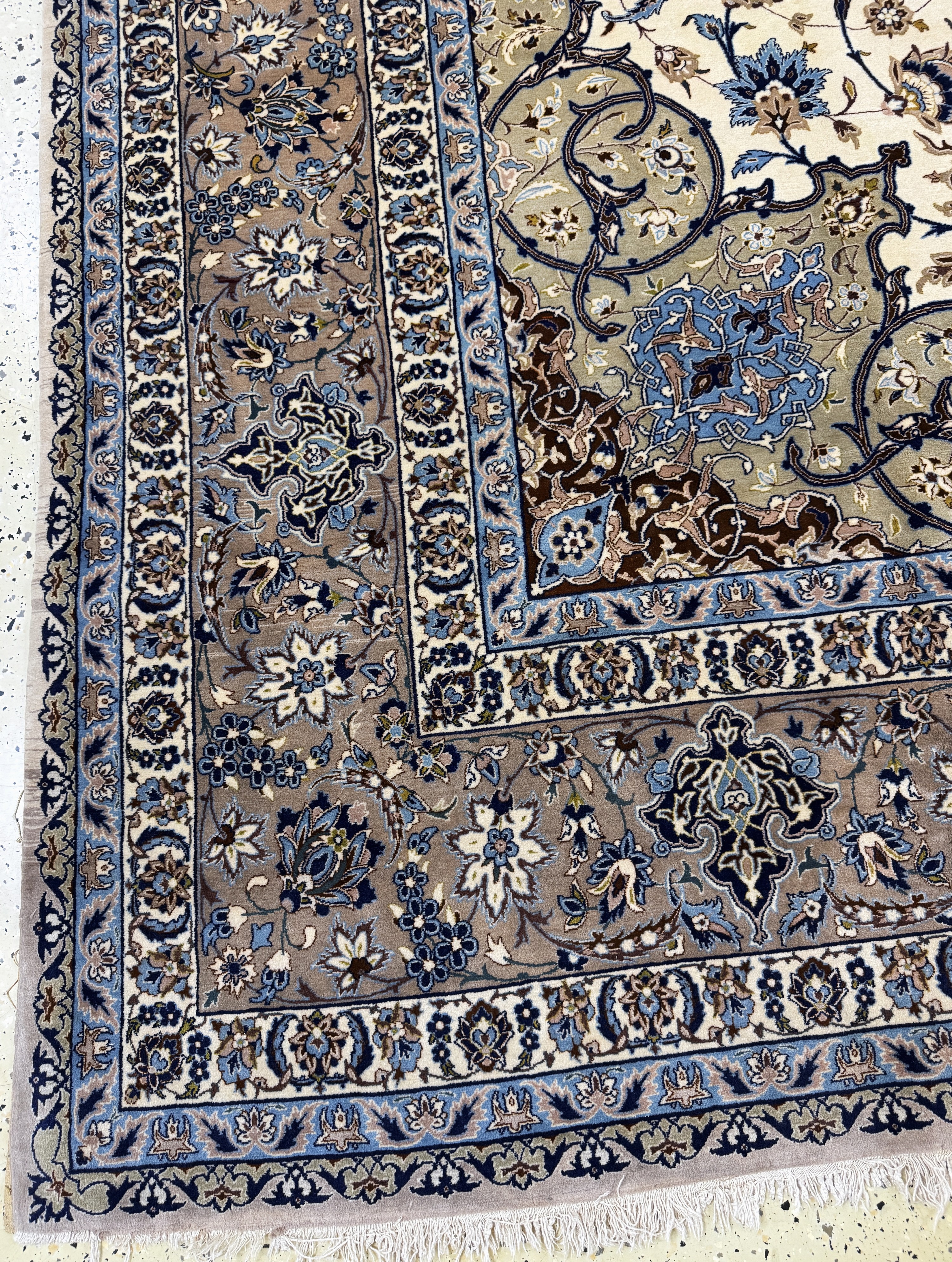 Detail c: Esfahan fein Persien, signiert"Ghafourian",Mitte 20.Jhd, Korkwolle auf Seide, ca. 385 x 255 cm, gereinigt, EHZ: 1-2, (Fransen beschädigt)