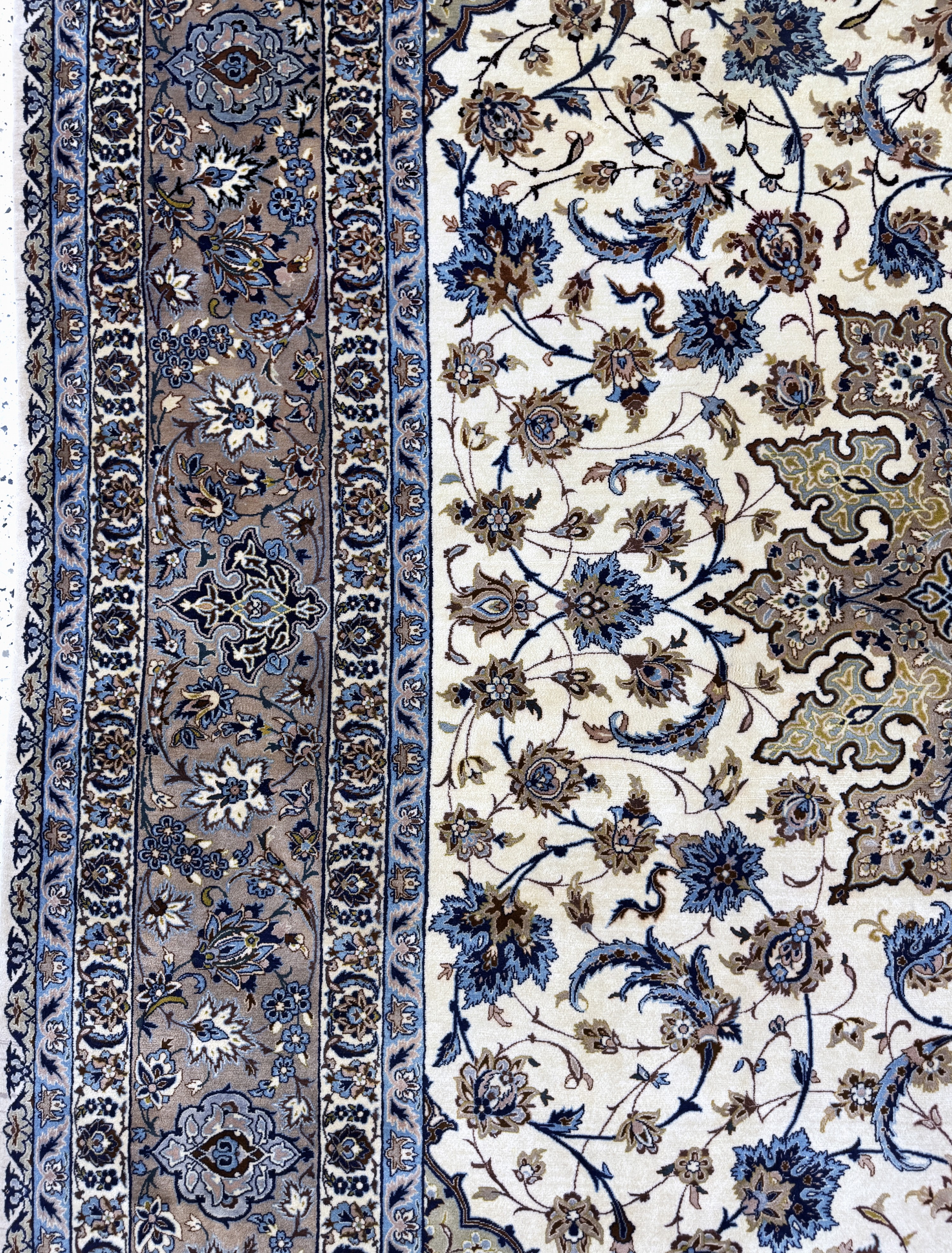 Detail d: Esfahan fein Persien, signiert"Ghafourian",Mitte 20.Jhd, Korkwolle auf Seide, ca. 385 x 255 cm, gereinigt, EHZ: 1-2, (Fransen beschädigt)