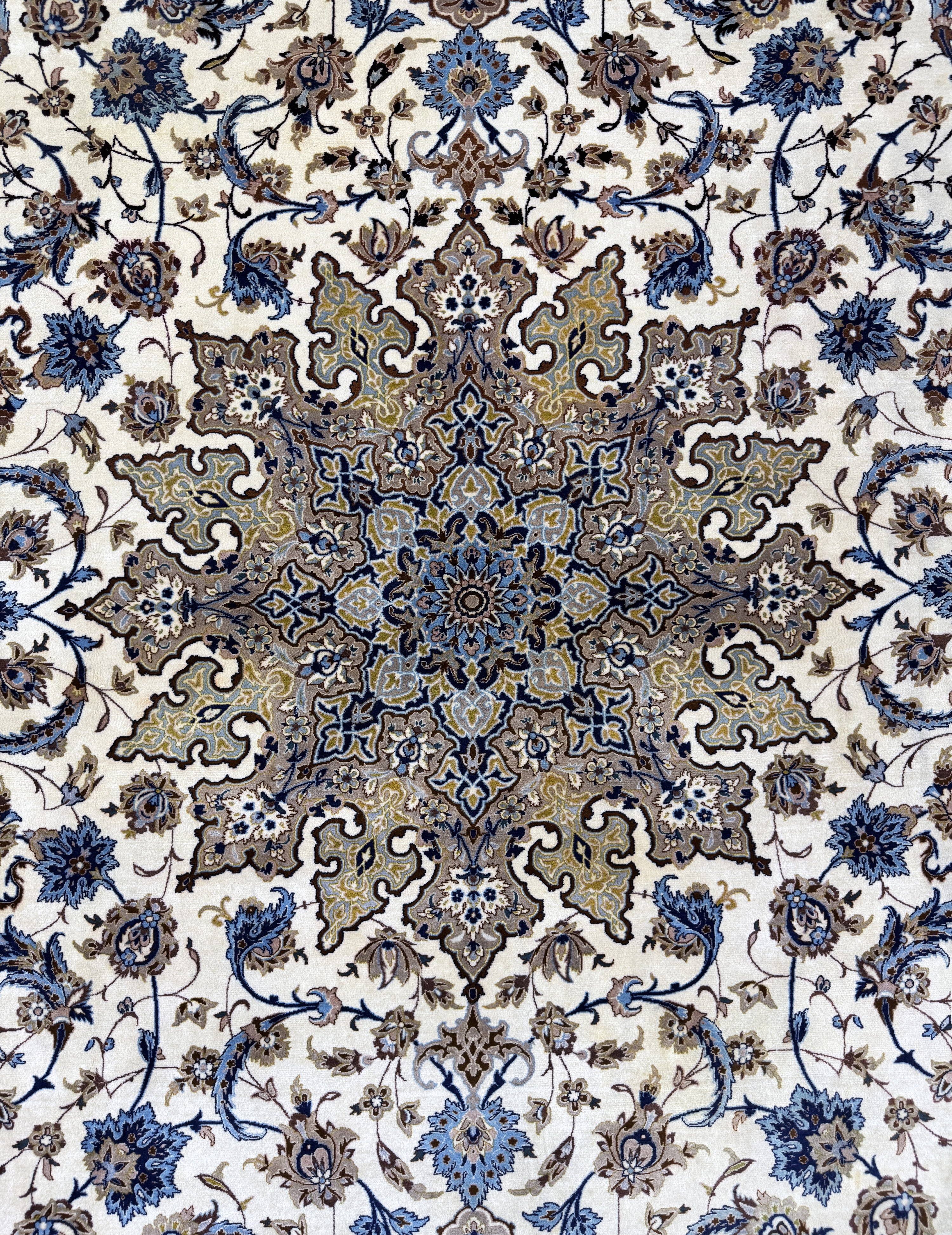 Detail e: Esfahan fein Persien, signiert"Ghafourian",Mitte 20.Jhd, Korkwolle auf Seide, ca. 385 x 255 cm, gereinigt, EHZ: 1-2, (Fransen beschädigt)