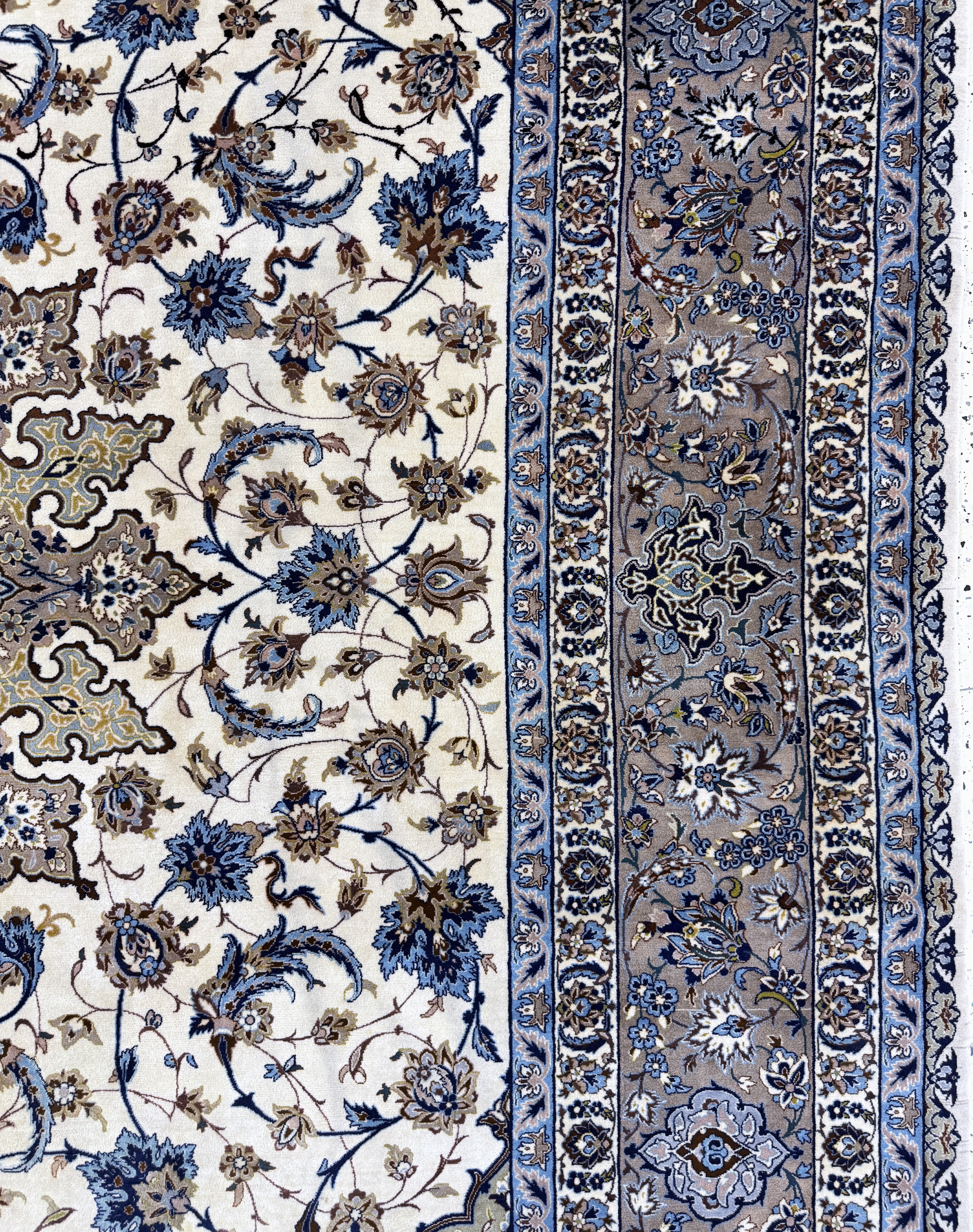 Detail f: Esfahan fein Persien, signiert"Ghafourian",Mitte 20.Jhd, Korkwolle auf Seide, ca. 385 x 255 cm, gereinigt, EHZ: 1-2, (Fransen beschädigt)