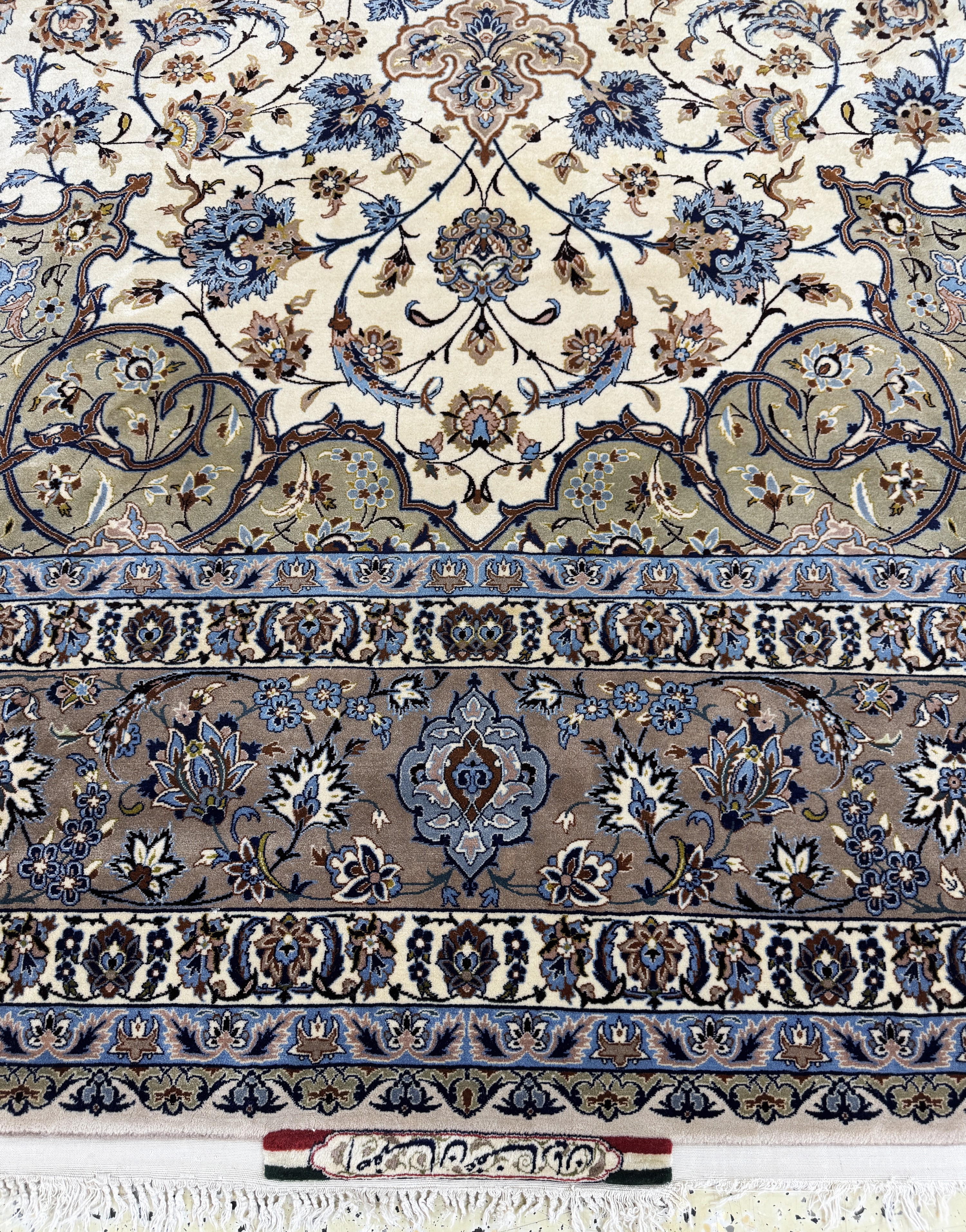 Detail h: Esfahan fein Persien, signiert"Ghafourian",Mitte 20.Jhd, Korkwolle auf Seide, ca. 385 x 255 cm, gereinigt, EHZ: 1-2, (Fransen beschädigt)