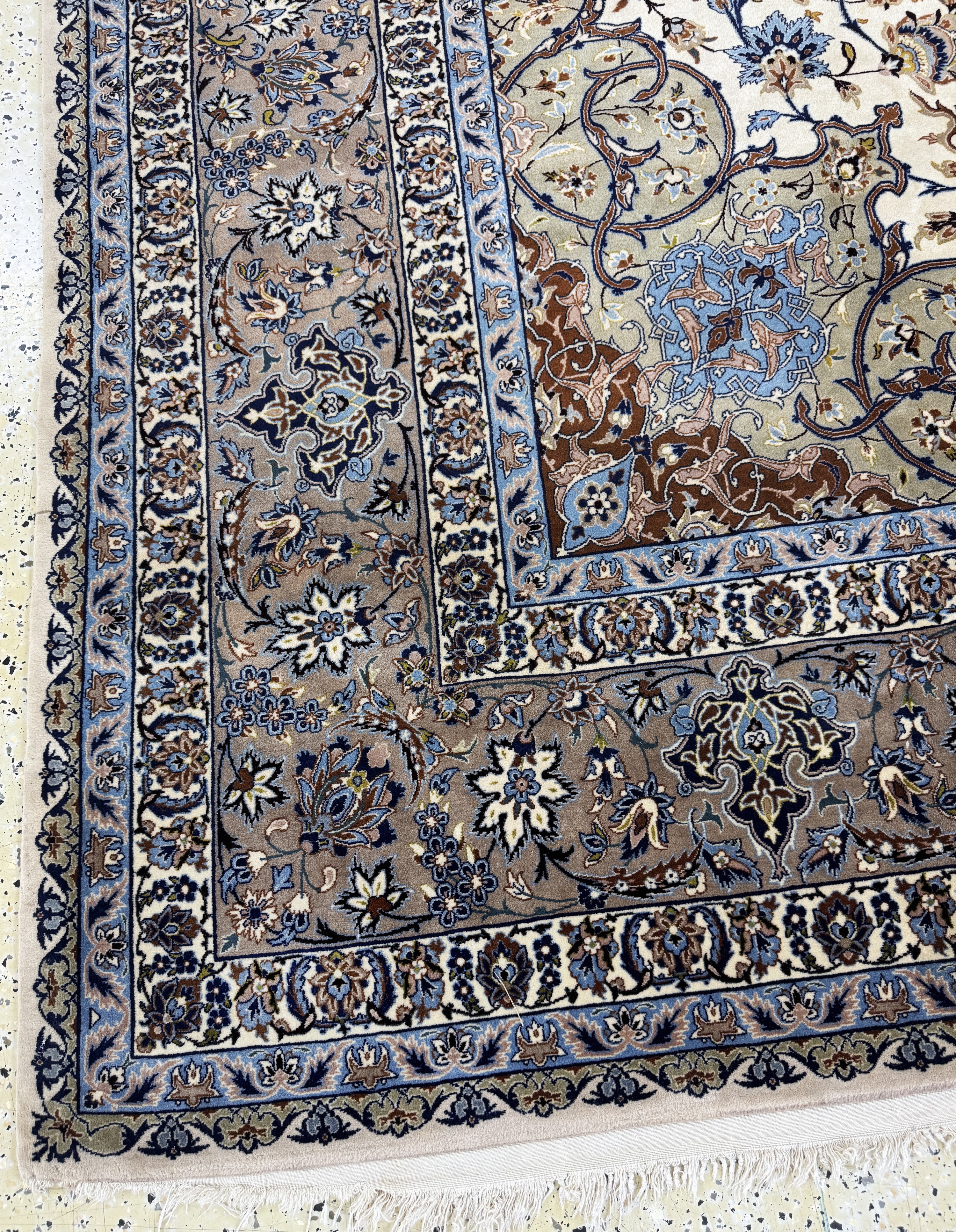Detail i: Esfahan fein Persien, signiert"Ghafourian",Mitte 20.Jhd, Korkwolle auf Seide, ca. 385 x 255 cm, gereinigt, EHZ: 1-2, (Fransen beschädigt)