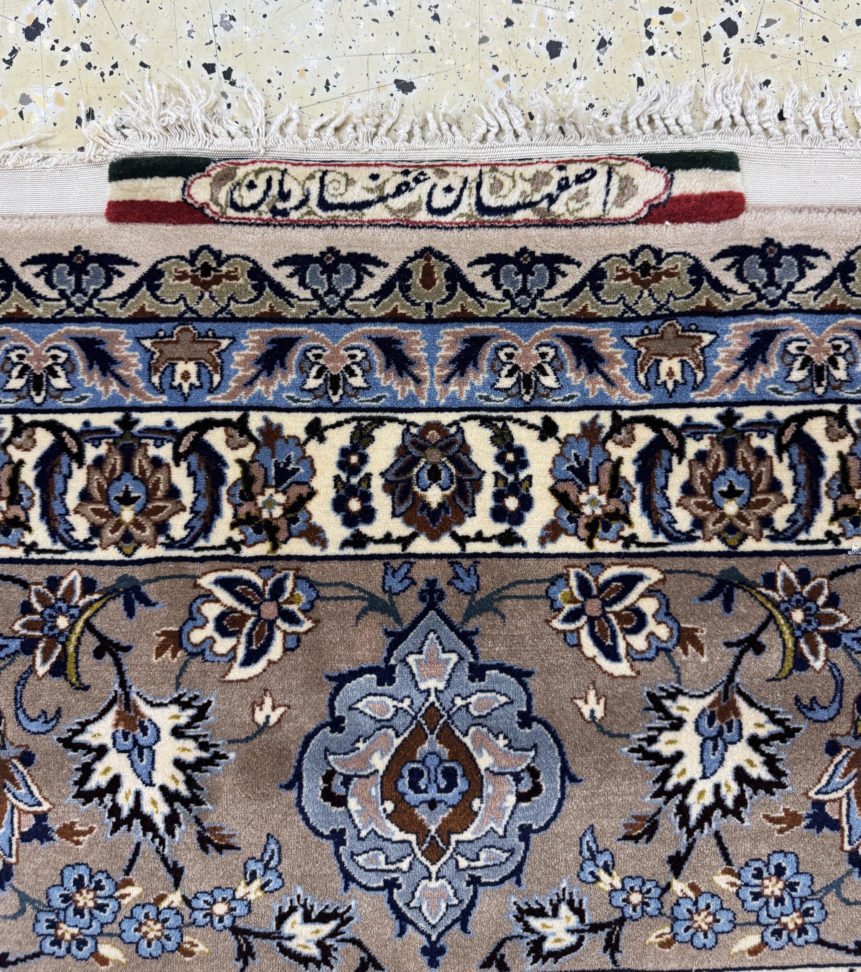 Detail j: Esfahan fein Persien, signiert"Ghafourian",Mitte 20.Jhd, Korkwolle auf Seide, ca. 385 x 255 cm, gereinigt, EHZ: 1-2, (Fransen beschädigt)