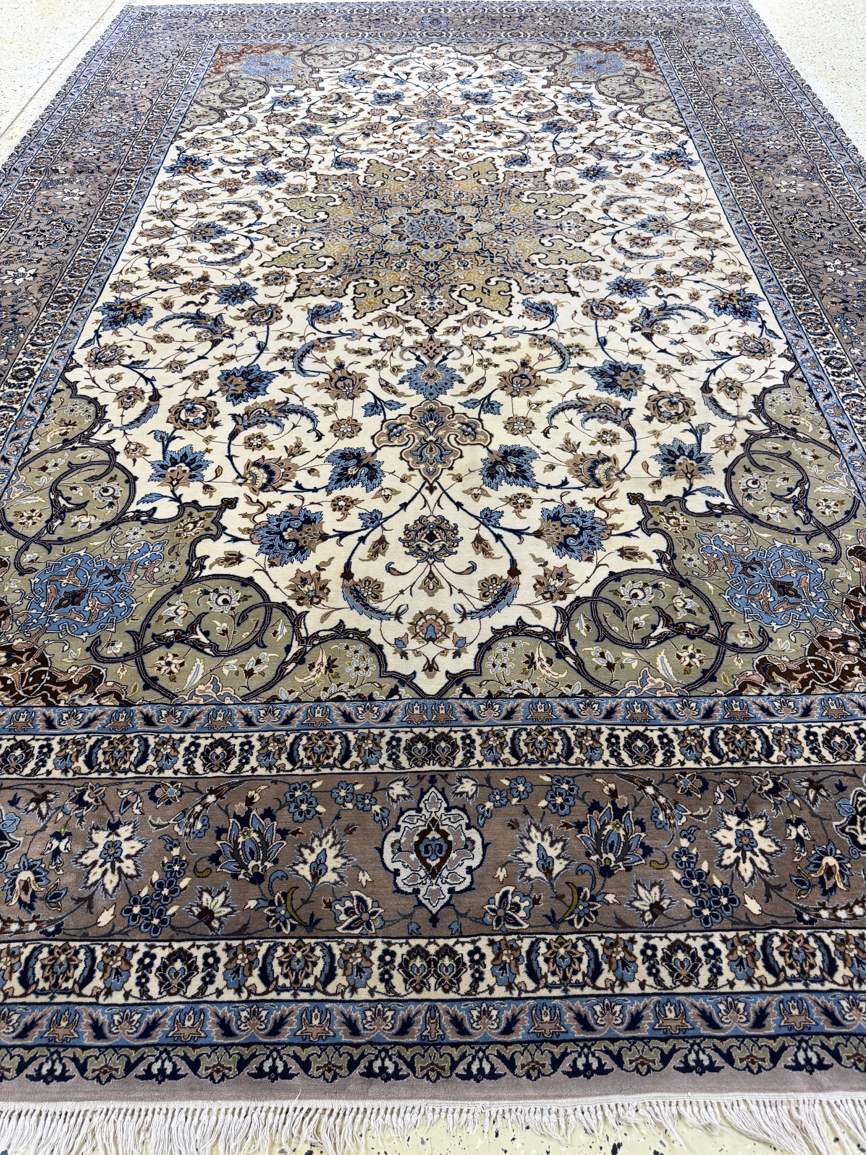 Detail k: Esfahan fein Persien, signiert"Ghafourian",Mitte 20.Jhd, Korkwolle auf Seide, ca. 385 x 255 cm, gereinigt, EHZ: 1-2, (Fransen beschädigt)