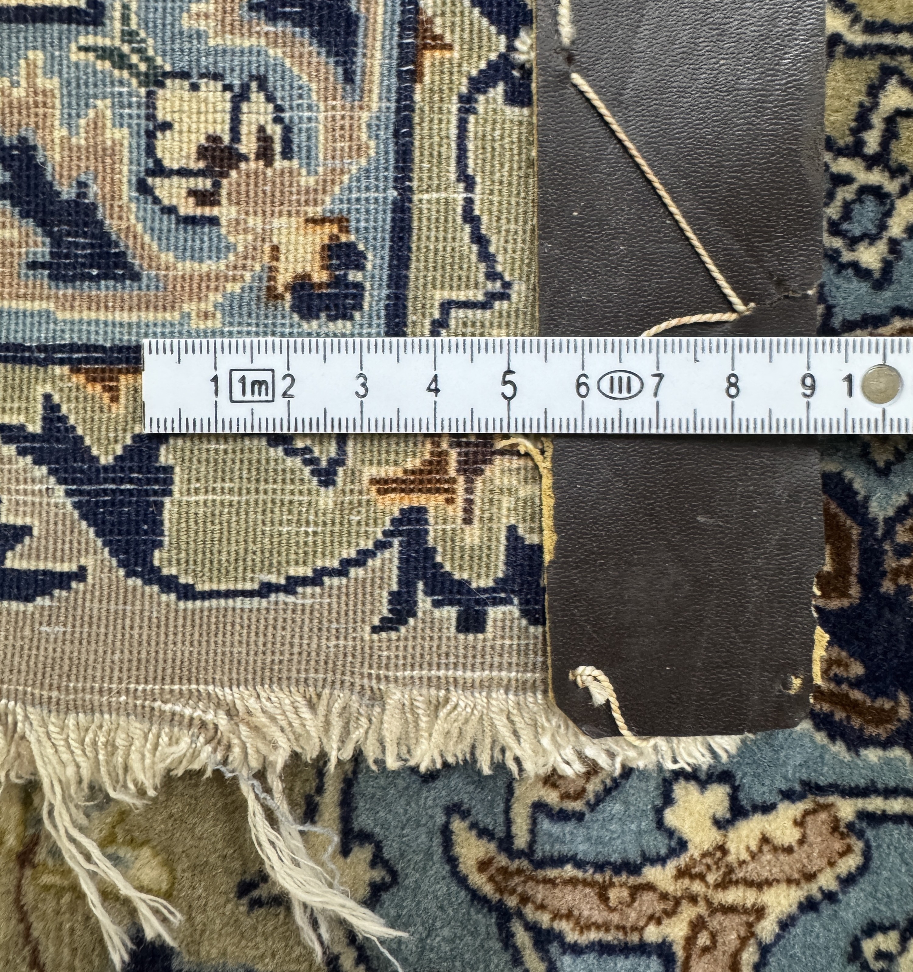 Detail l: Esfahan fein Persien, signiert"Ghafourian",Mitte 20.Jhd, Korkwolle auf Seide, ca. 385 x 255 cm, gereinigt, EHZ: 1-2, (Fransen beschädigt)