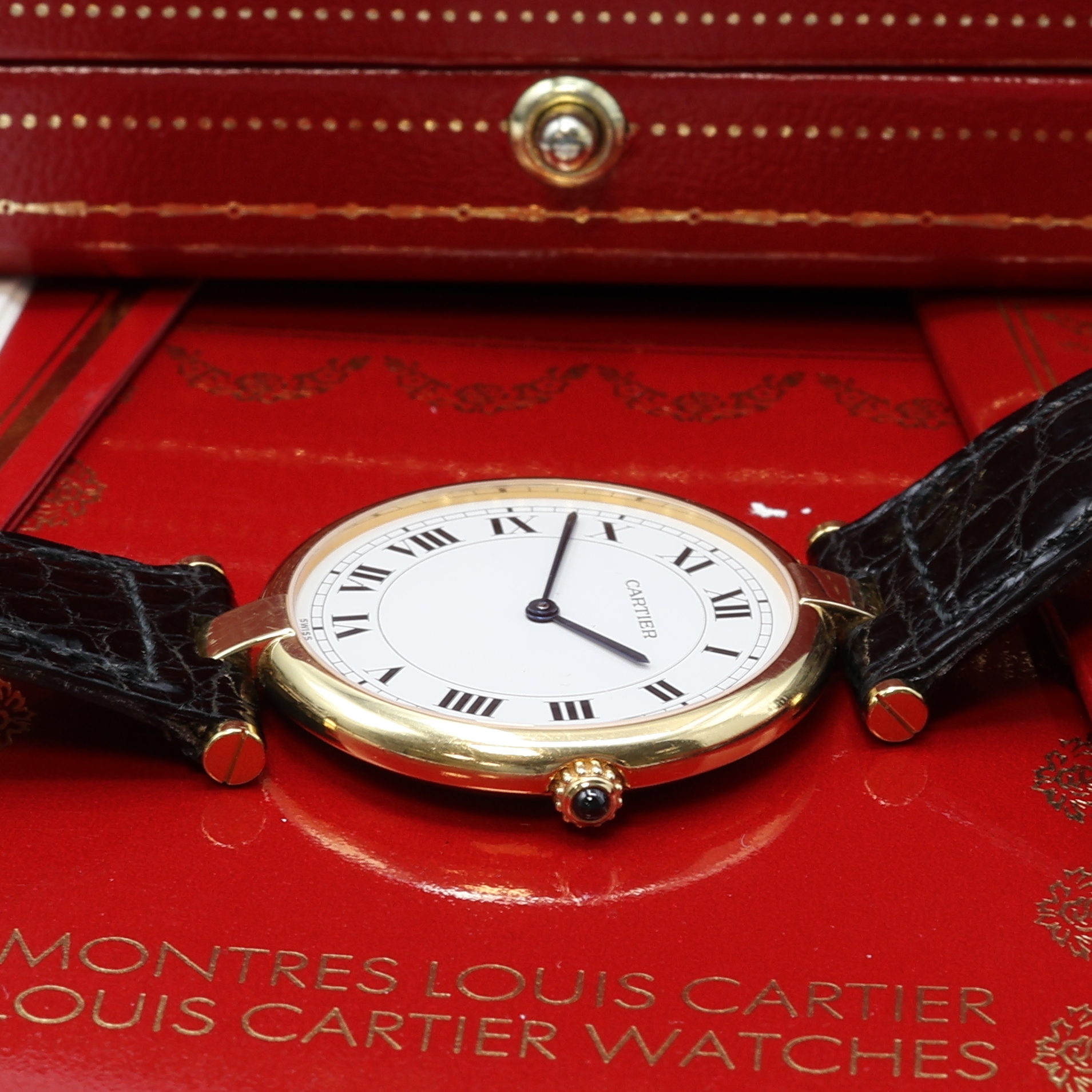 Detail c: CARTIER Vendome Armbanduhr in GG 750/000 Referenz 881001, Schweiz um 1990, quarz, orig. Lederband (zu ers.) m. orig. verg. Dornschl., Boden 2-fach ...