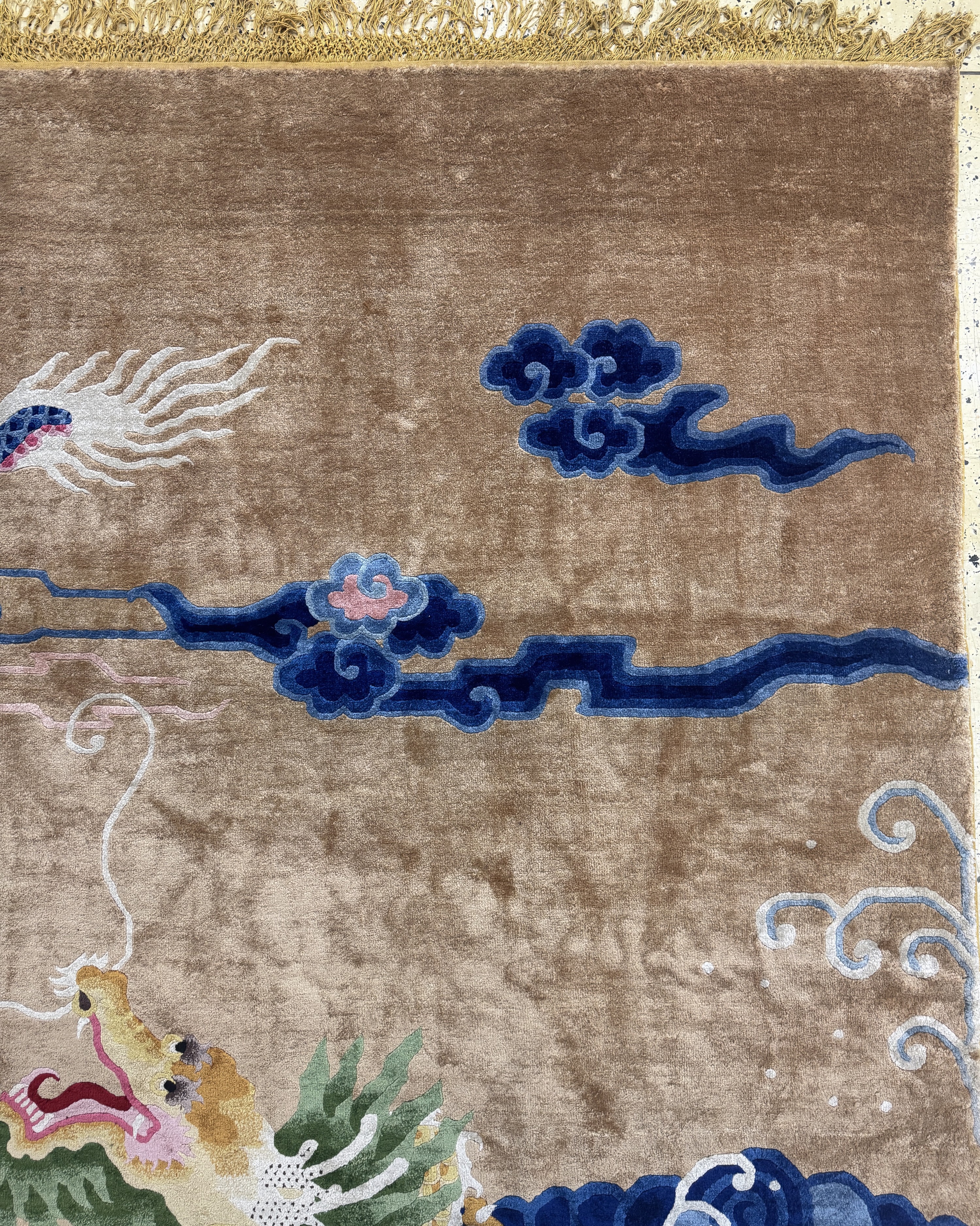 Detail b: Seltene"Drachen-Teppich"Seide, Peking, China, Anfang 20.Jhd, reine Naturseide, ca. 367 x 277 cm, EHZ: 1-2