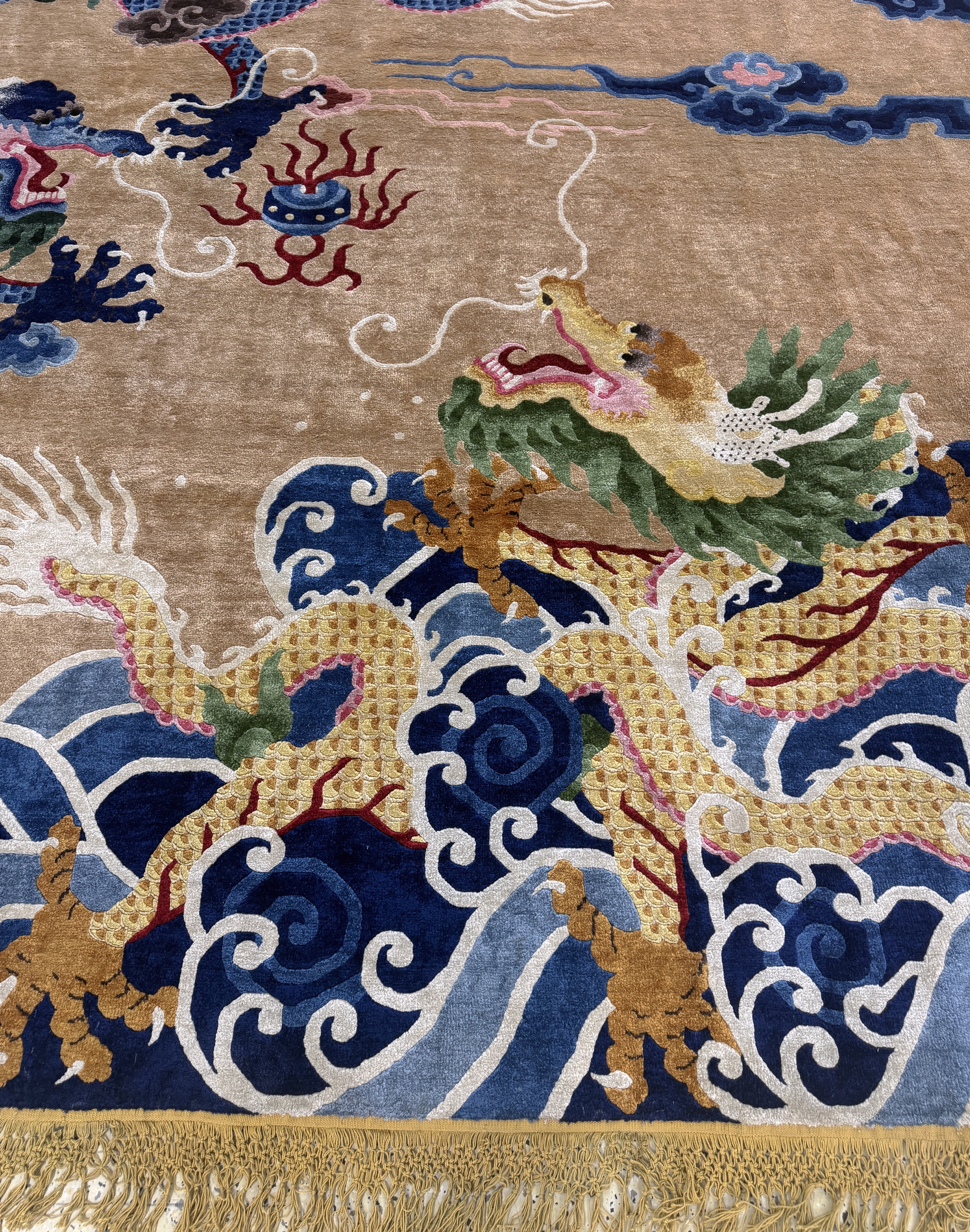 Detail e: Seltene"Drachen-Teppich"Seide, Peking, China, Anfang 20.Jhd, reine Naturseide, ca. 367 x 277 cm, EHZ: 1-2