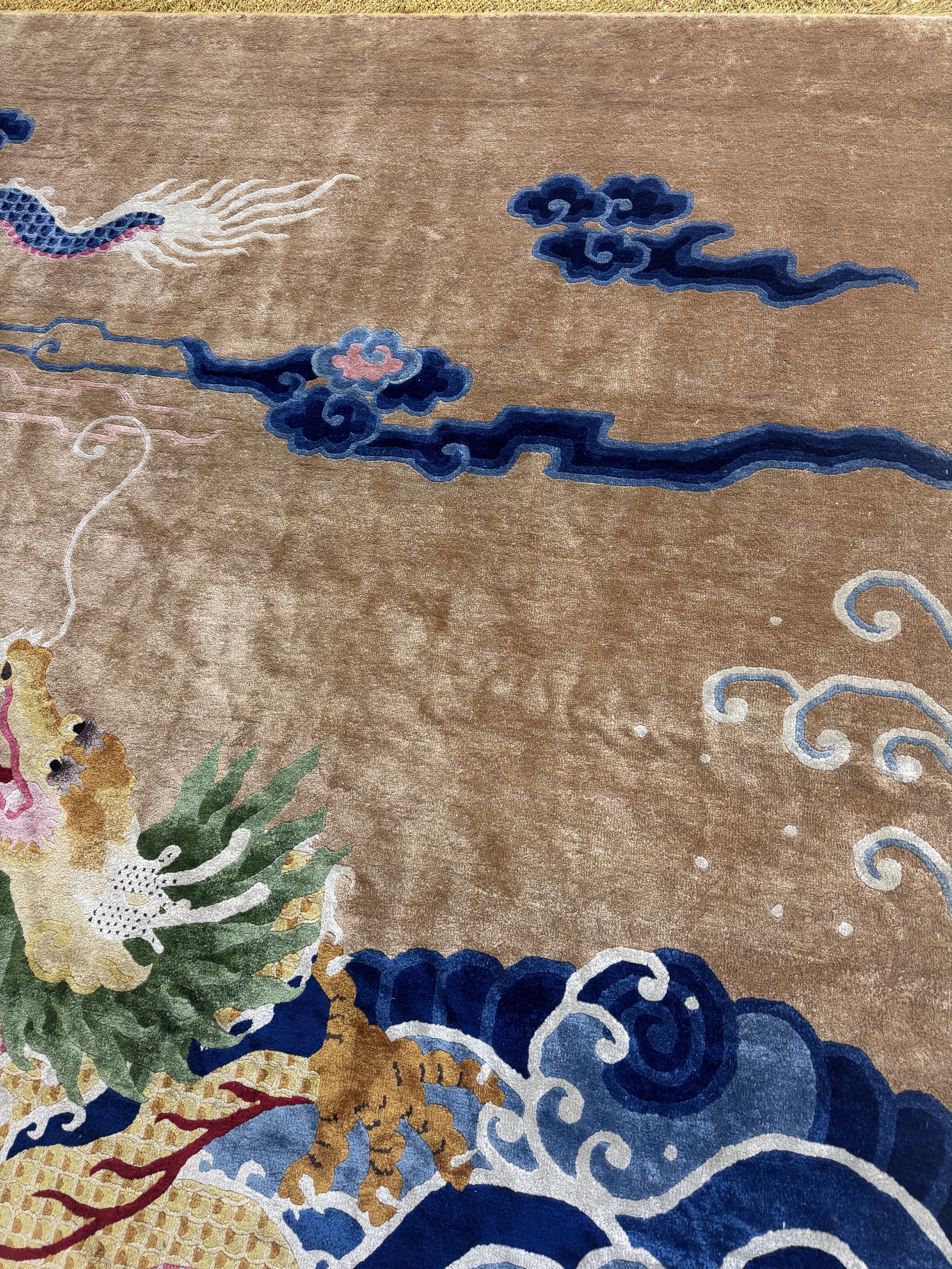 Detail h: Seltene"Drachen-Teppich"Seide, Peking, China, Anfang 20.Jhd, reine Naturseide, ca. 367 x 277 cm, EHZ: 1-2