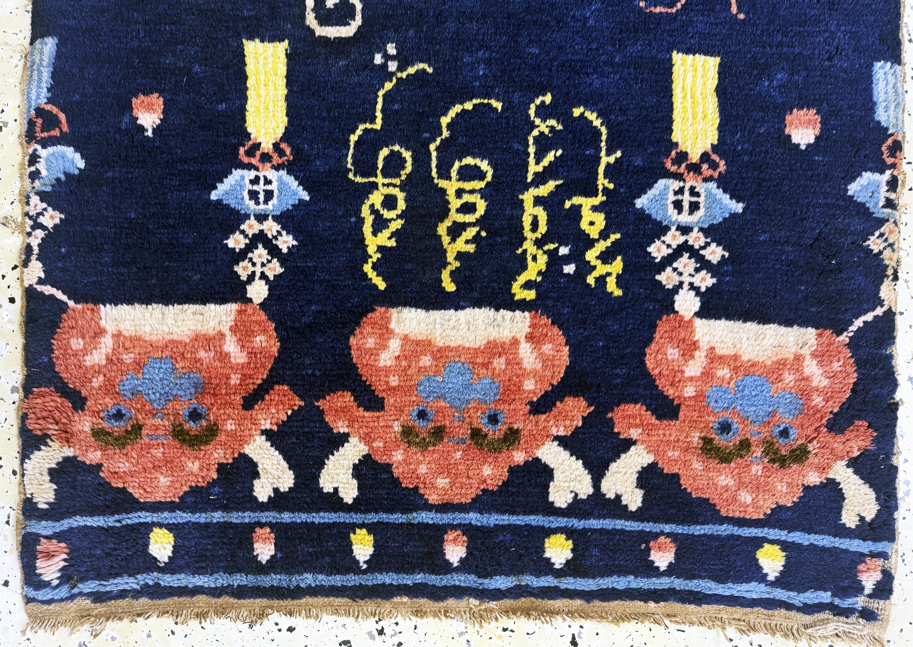 Detail a: Ning-Hsia"Drachen-Säulenteppich" signiert tibetische/mongolische Schriftzeichen, 19.Jhd, Wolle auf Baumwolle, ca. 200 x 78 cm, EHZ: 2