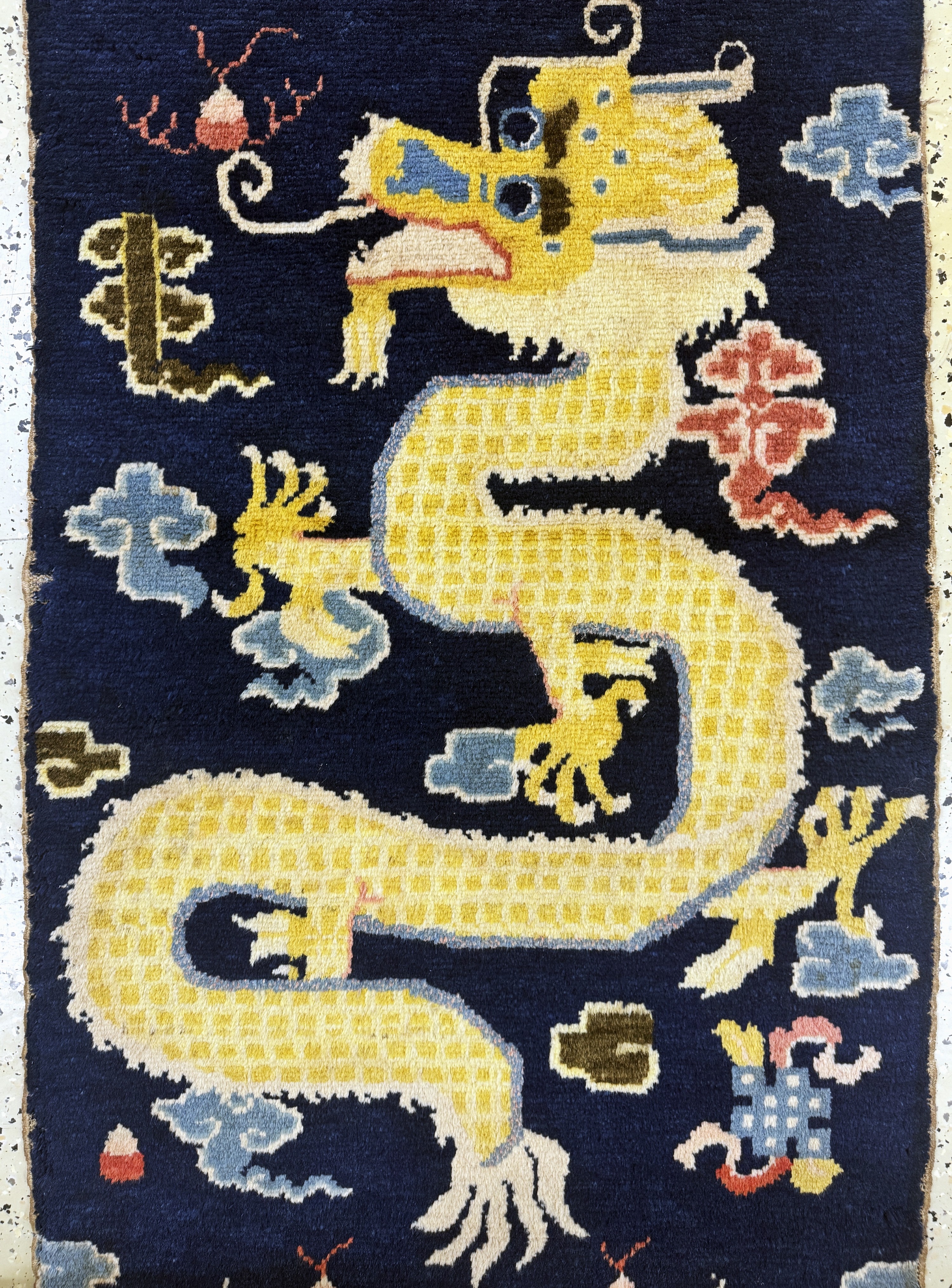 Detail b: Ning-Hsia"Drachen-Säulenteppich" signiert tibetische/mongolische Schriftzeichen, 19.Jhd, Wolle auf Baumwolle, ca. 200 x 78 cm, EHZ: 2