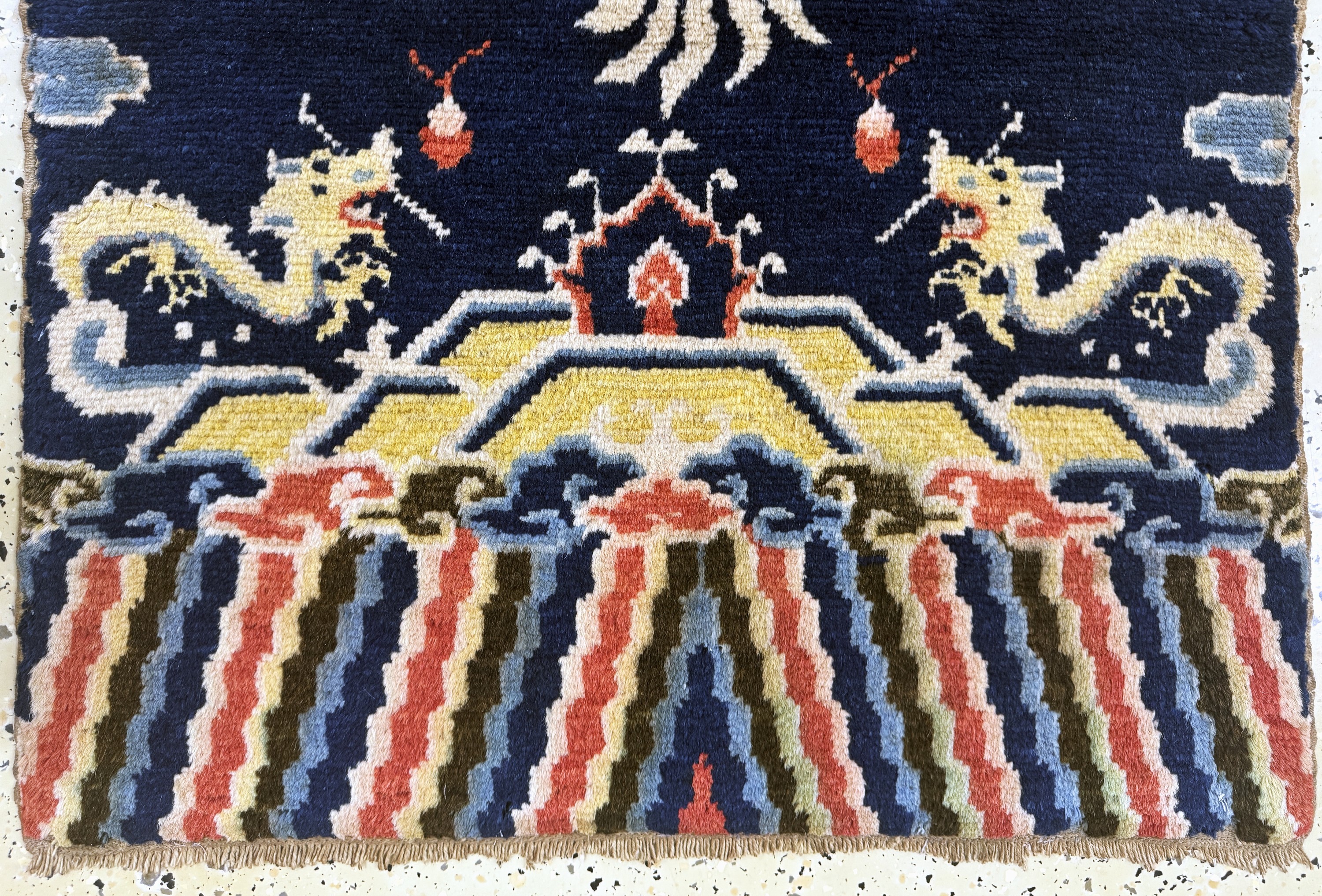 Detail c: Ning-Hsia"Drachen-Säulenteppich" signiert tibetische/mongolische Schriftzeichen, 19.Jhd, Wolle auf Baumwolle, ca. 200 x 78 cm, EHZ: 2