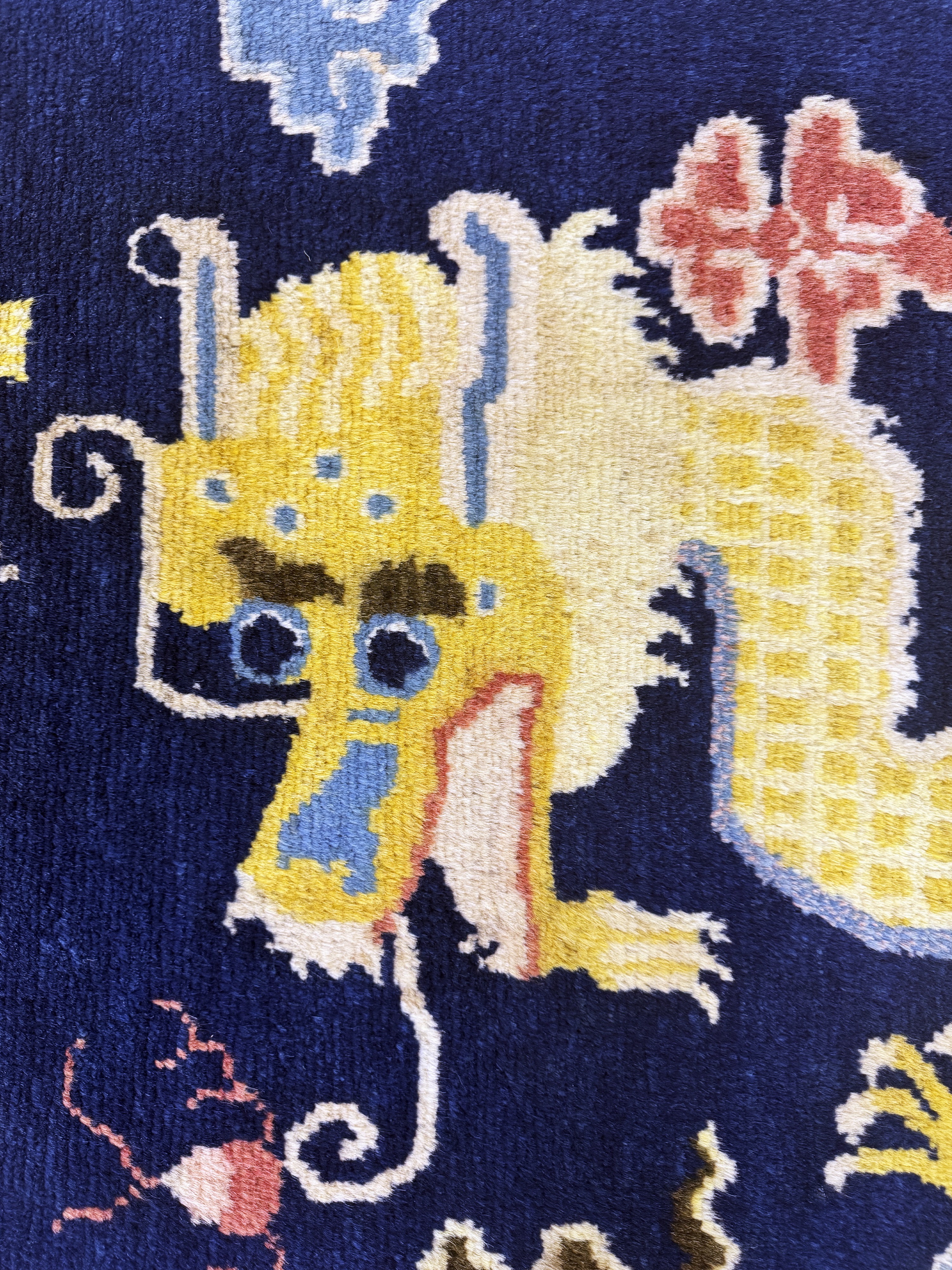Detail e: Ning-Hsia"Drachen-Säulenteppich" signiert tibetische/mongolische Schriftzeichen, 19.Jhd, Wolle auf Baumwolle, ca. 200 x 78 cm, EHZ: 2