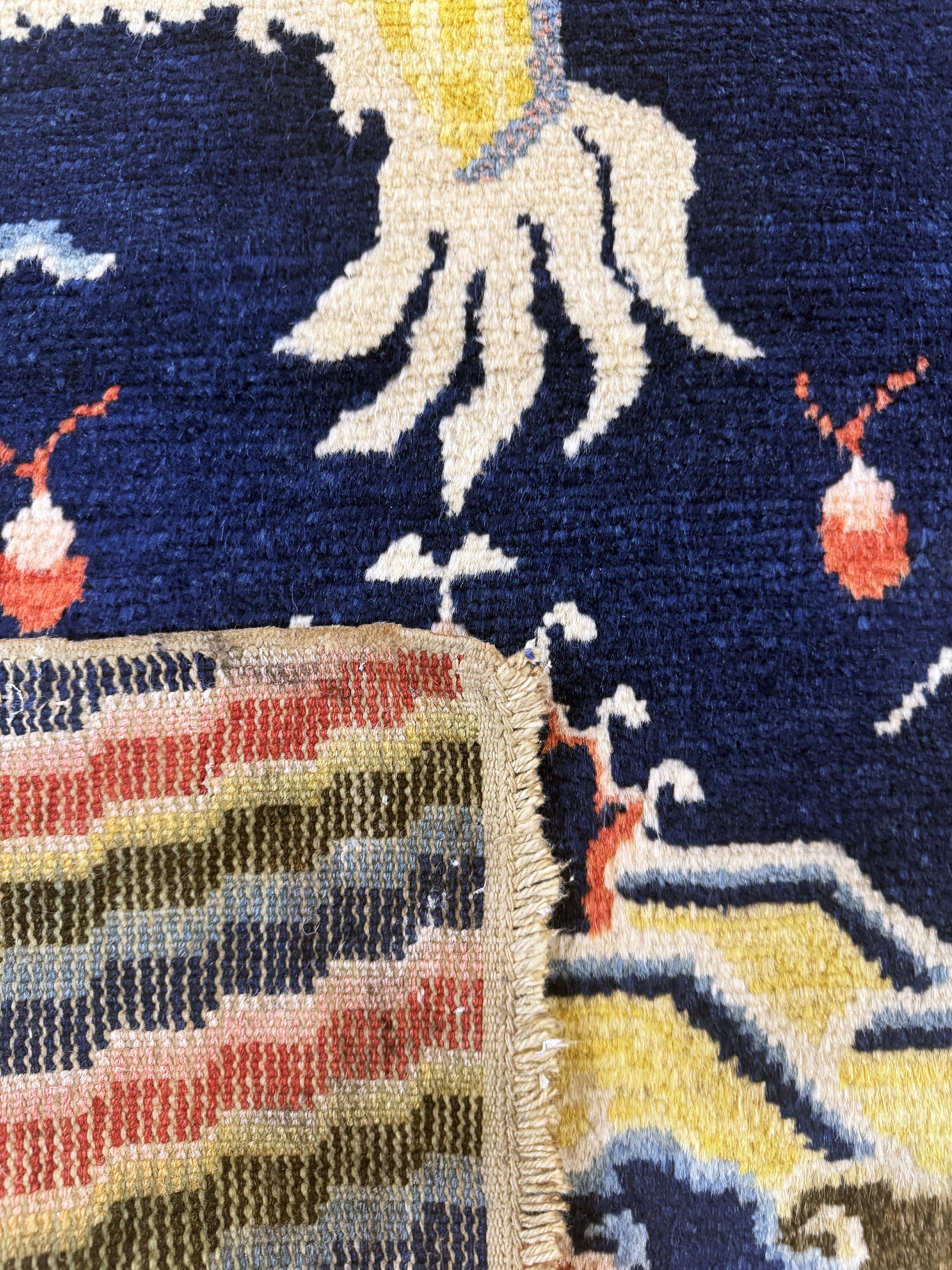 Detail f: Ning-Hsia"Drachen-Säulenteppich" signiert tibetische/mongolische Schriftzeichen, 19.Jhd, Wolle auf Baumwolle, ca. 200 x 78 cm, EHZ: 2