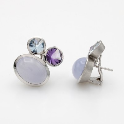 27104307a - Paar Ohrstecker mit Farbsteinen, WG 750/000,z.T. strichmatt., 2 Chalcedoncabochons zus. ...