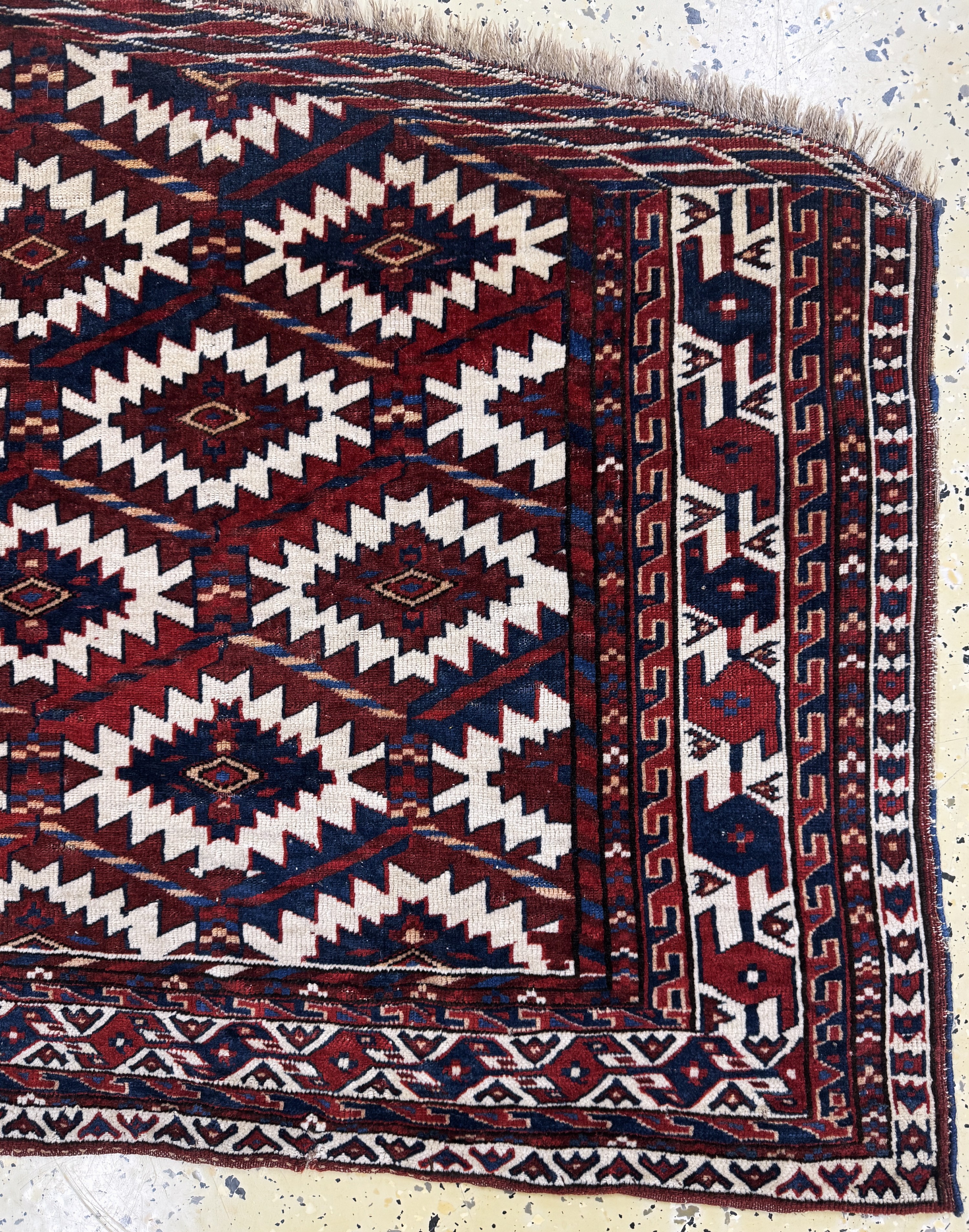 Detail a: "Asmalyk"antik, Turkmenistan, 19.Jhd, Wolleauf Wolle, ca. 130 x 72 cm, EHZ: 2-3, (kleine Restaurierungen)