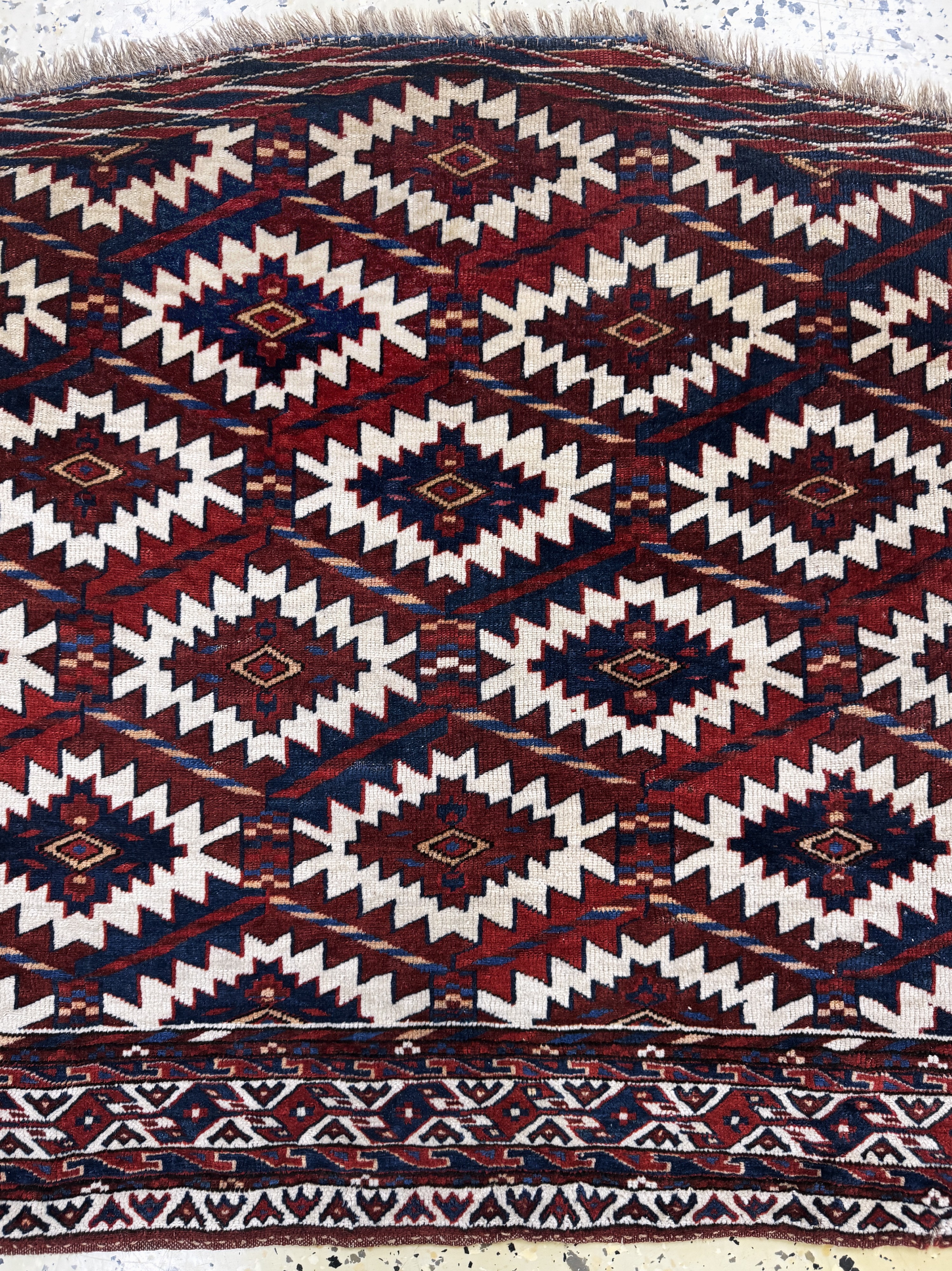 Detail b: "Asmalyk"antik, Turkmenistan, 19.Jhd, Wolleauf Wolle, ca. 130 x 72 cm, EHZ: 2-3, (kleine Restaurierungen)