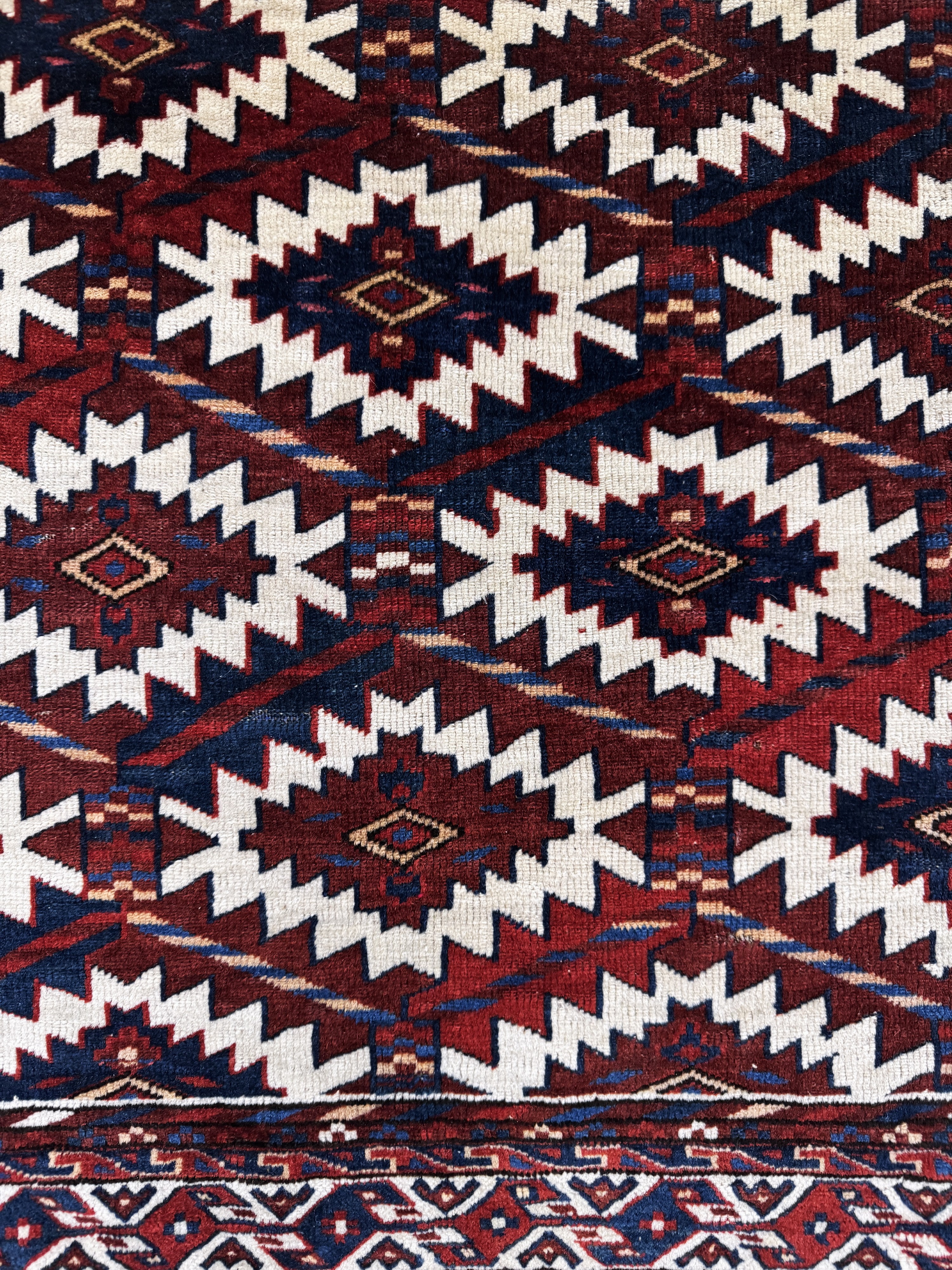 Detail d: "Asmalyk"antik, Turkmenistan, 19.Jhd, Wolleauf Wolle, ca. 130 x 72 cm, EHZ: 2-3, (kleine Restaurierungen)