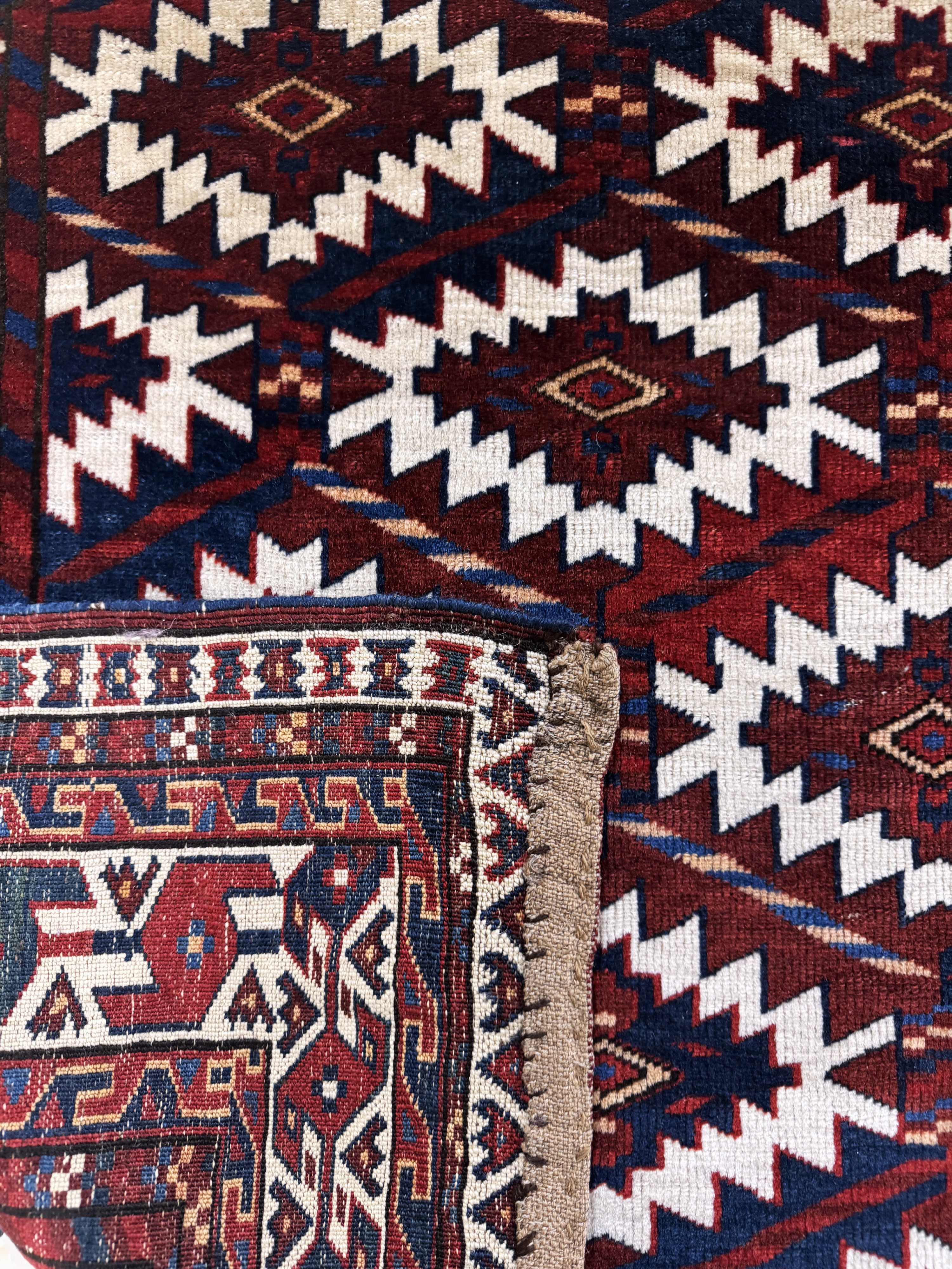 Detail e: "Asmalyk"antik, Turkmenistan, 19.Jhd, Wolleauf Wolle, ca. 130 x 72 cm, EHZ: 2-3, (kleine Restaurierungen)