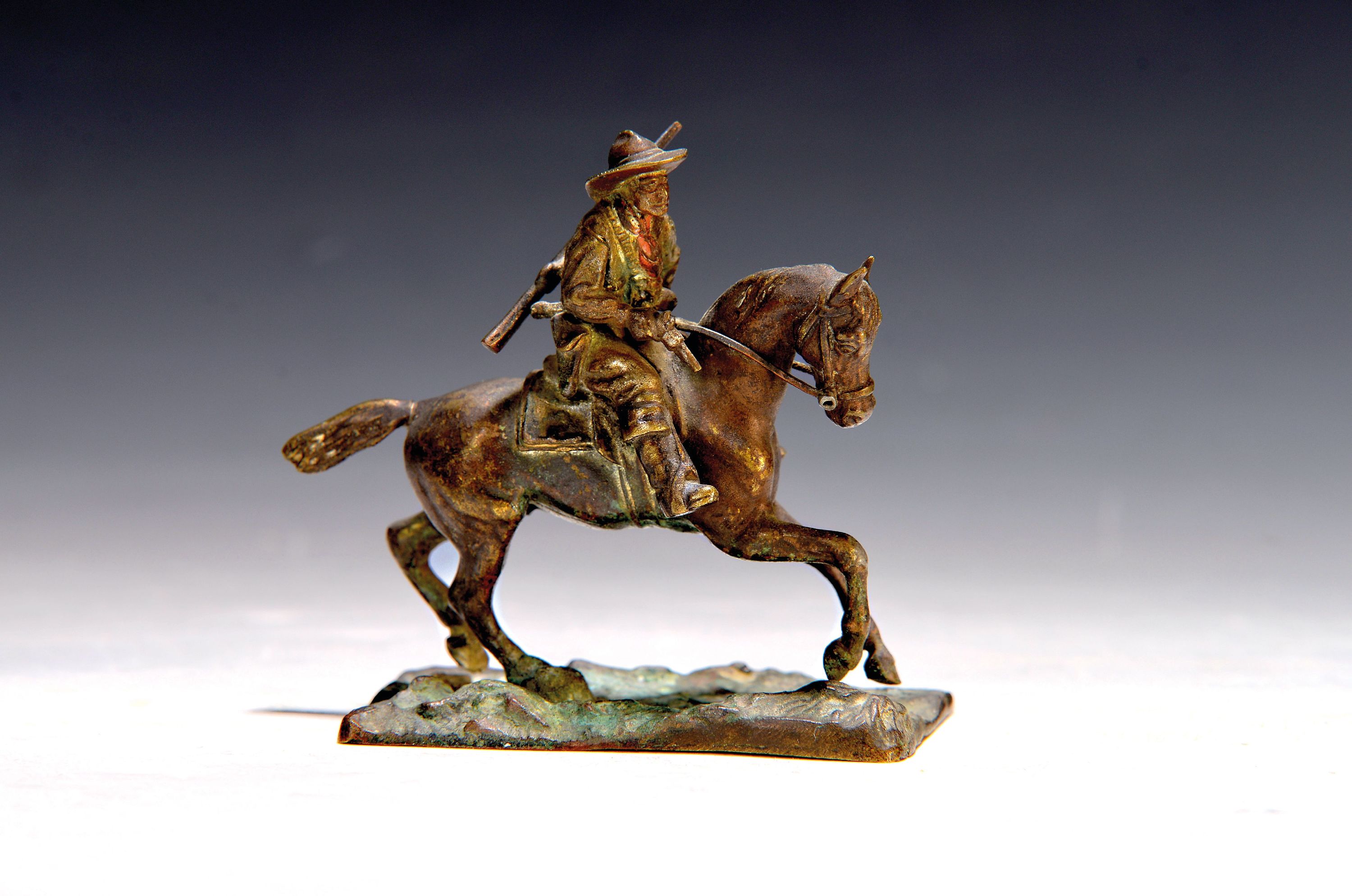 Image 27104453 - Bronzefigur, um 1900, Cowboy auf Pferd, unsigniert, ca., 9 x 10 cm, Reste von Fassung