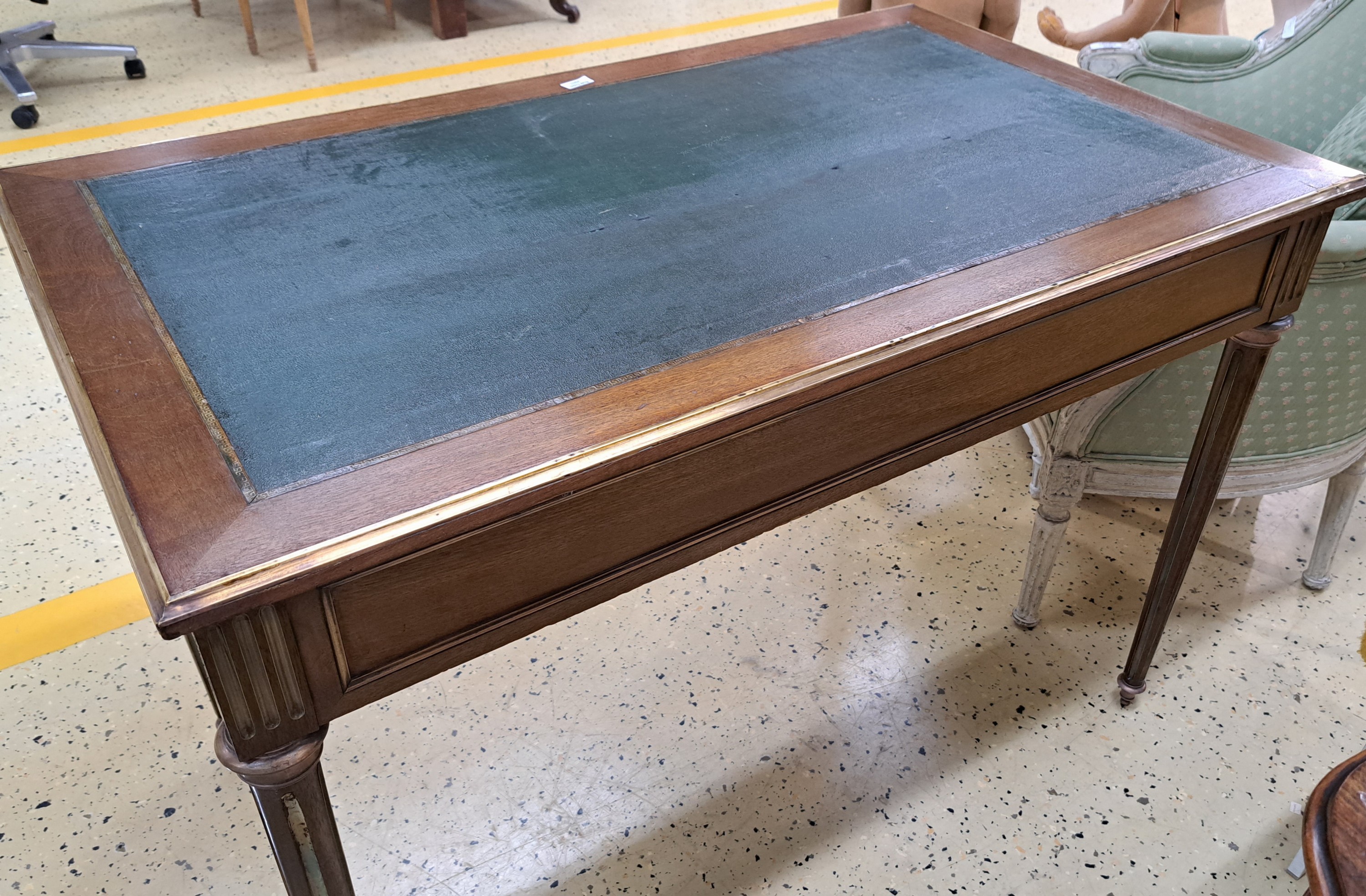 Detail a: Kleiner Schreibtisch, im Louis-Seize-Stil, Frankreich, 19.Jh., Mahagonifurnier, Kanten mit Messing abgesetzt, Kanneluren mit Messing ausgekleidet, ...