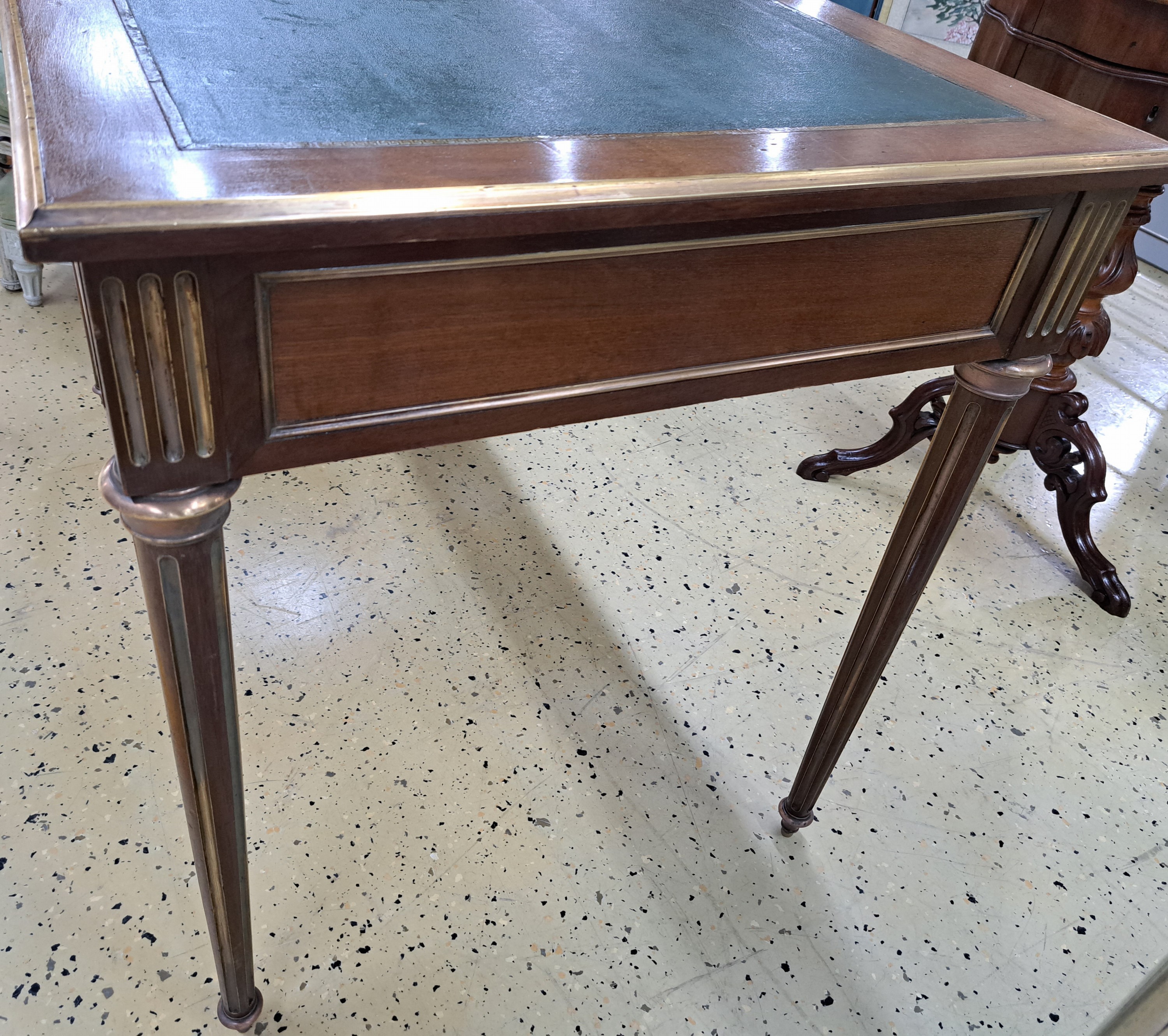 Detail b: Kleiner Schreibtisch, im Louis-Seize-Stil, Frankreich, 19.Jh., Mahagonifurnier, Kanten mit Messing abgesetzt, Kanneluren mit Messing ausgekleidet, ...