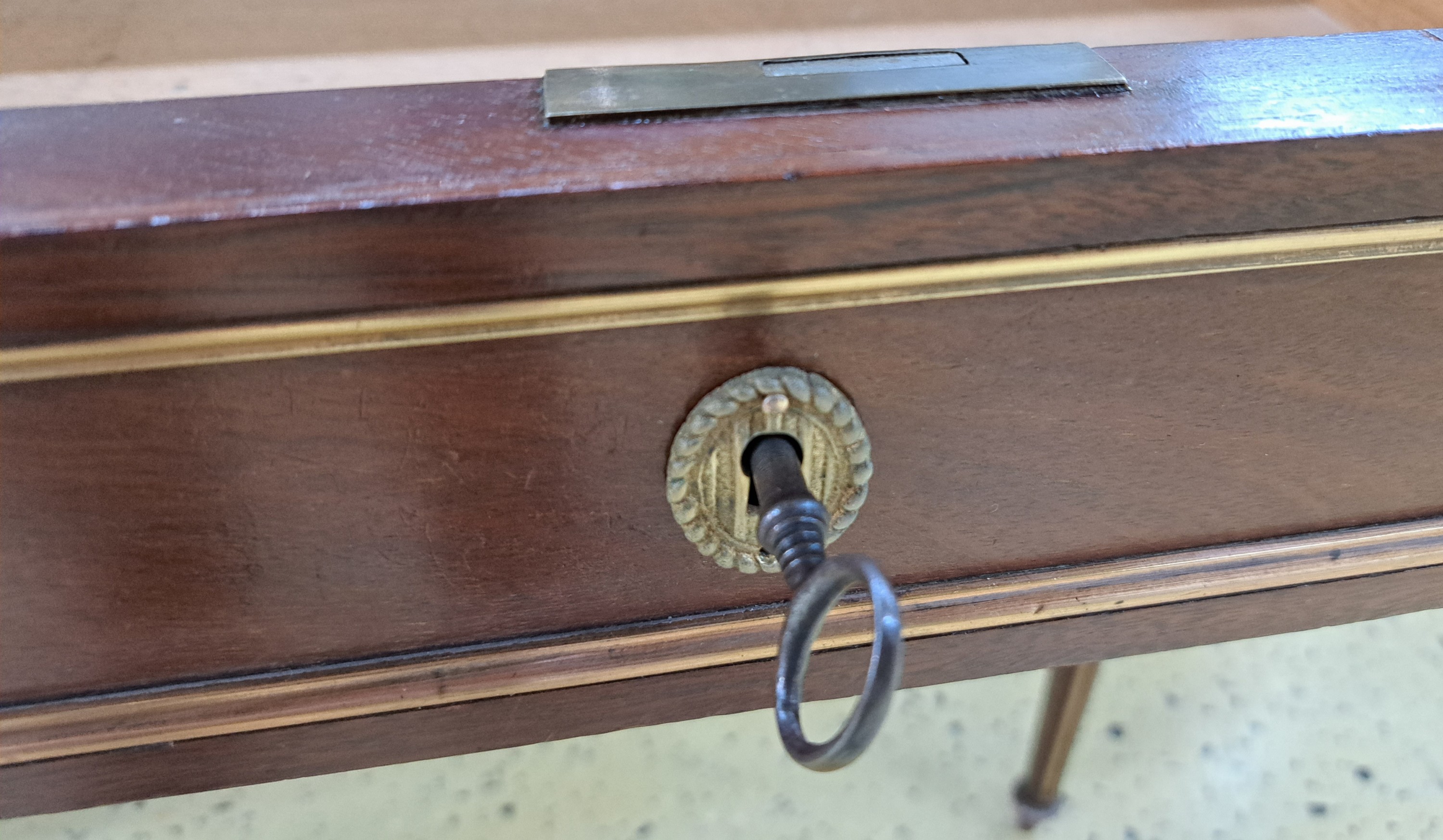 Detail d: Kleiner Schreibtisch, im Louis-Seize-Stil, Frankreich, 19.Jh., Mahagonifurnier, Kanten mit Messing abgesetzt, Kanneluren mit Messing ausgekleidet, ...
