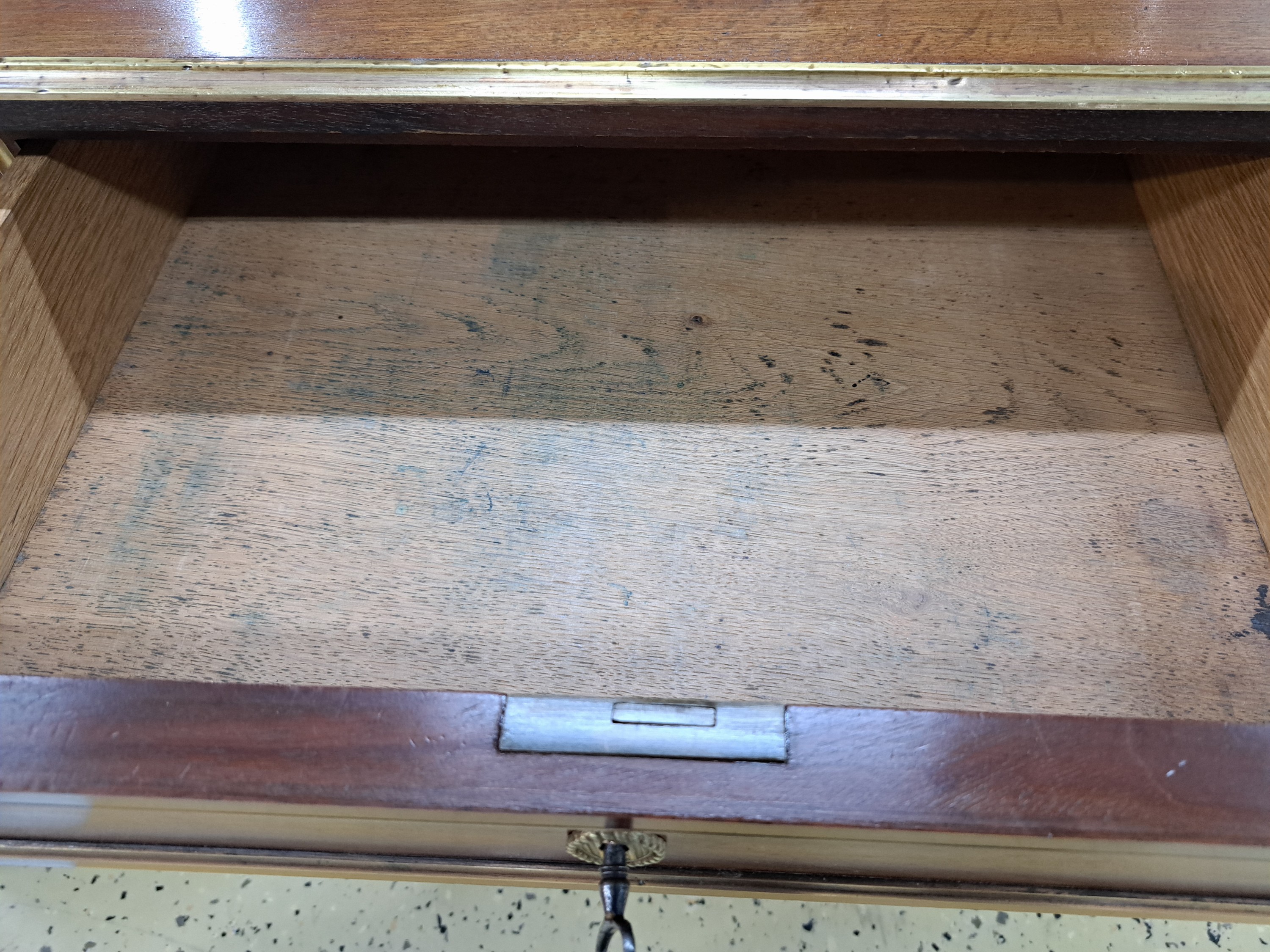 Detail e: Kleiner Schreibtisch, im Louis-Seize-Stil, Frankreich, 19.Jh., Mahagonifurnier, Kanten mit Messing abgesetzt, Kanneluren mit Messing ausgekleidet, ...