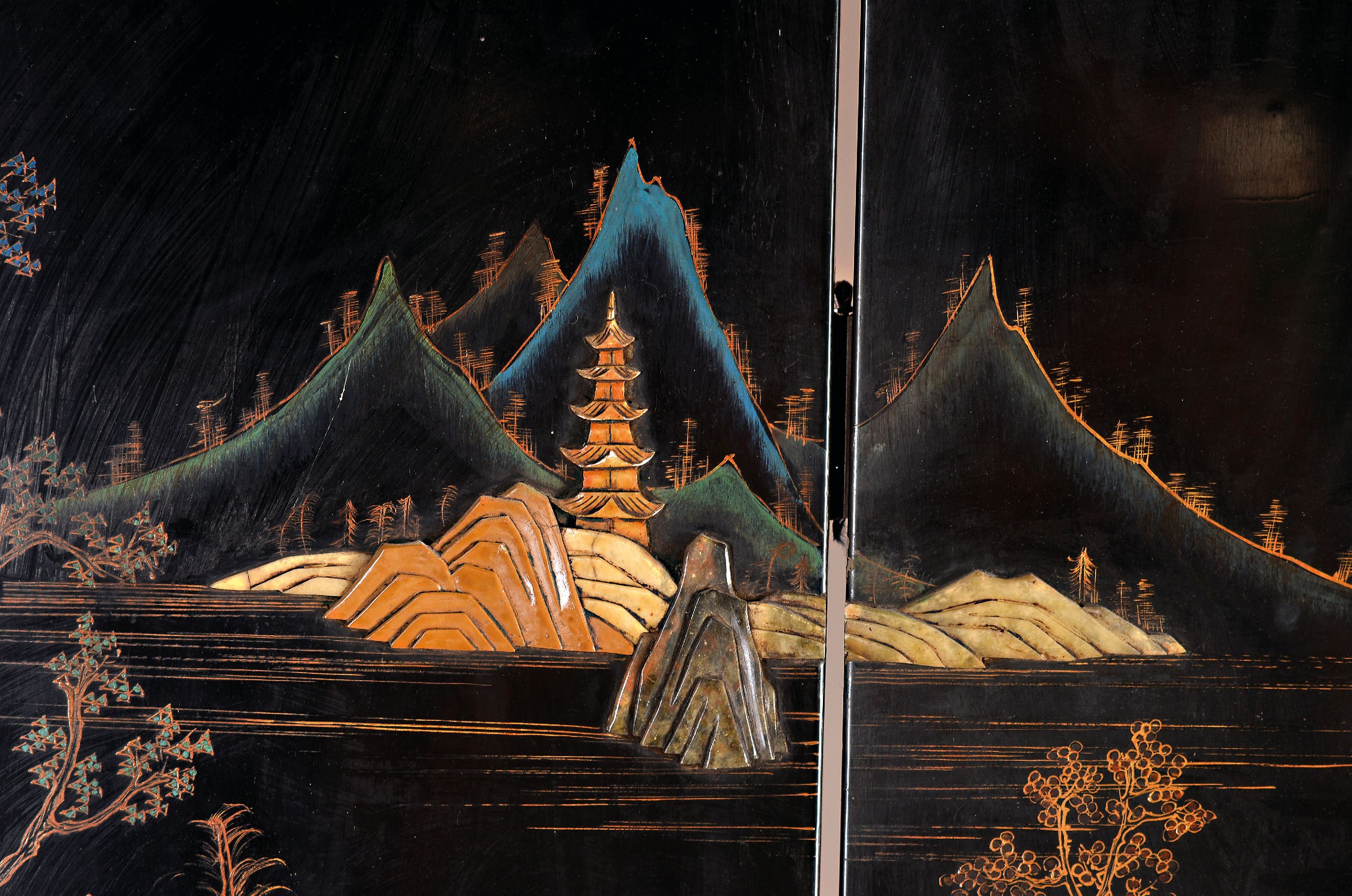 Detail a: Paravent, China, um 1920, in Schwarz lackiert, figürliche Szenen mit Specksteinen verziert, ca. 184x160 cm, EZ 2