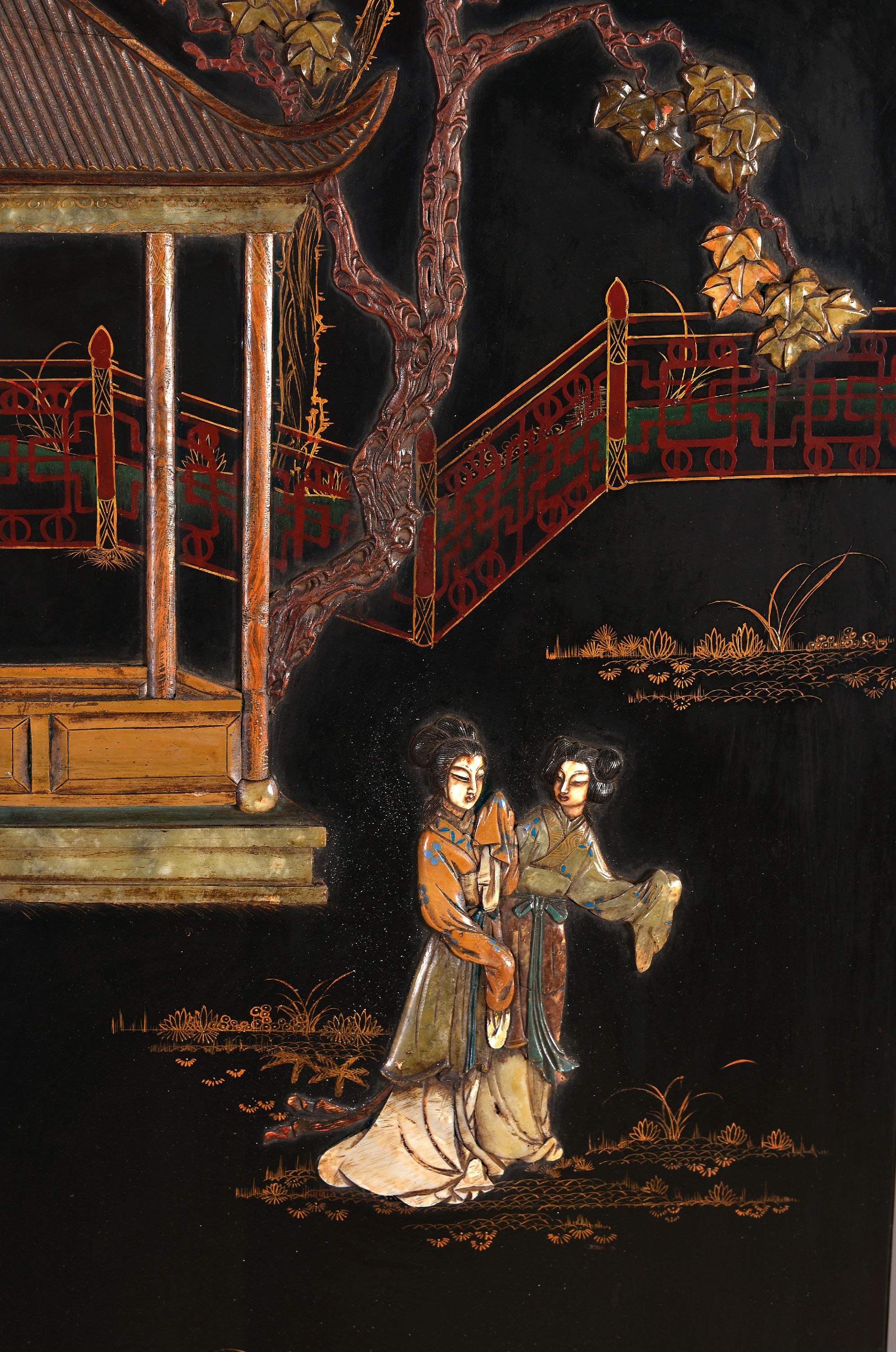 Detail b: Paravent, China, um 1920, in Schwarz lackiert, figürliche Szenen mit Specksteinen verziert, ca. 184x160 cm, EZ 2