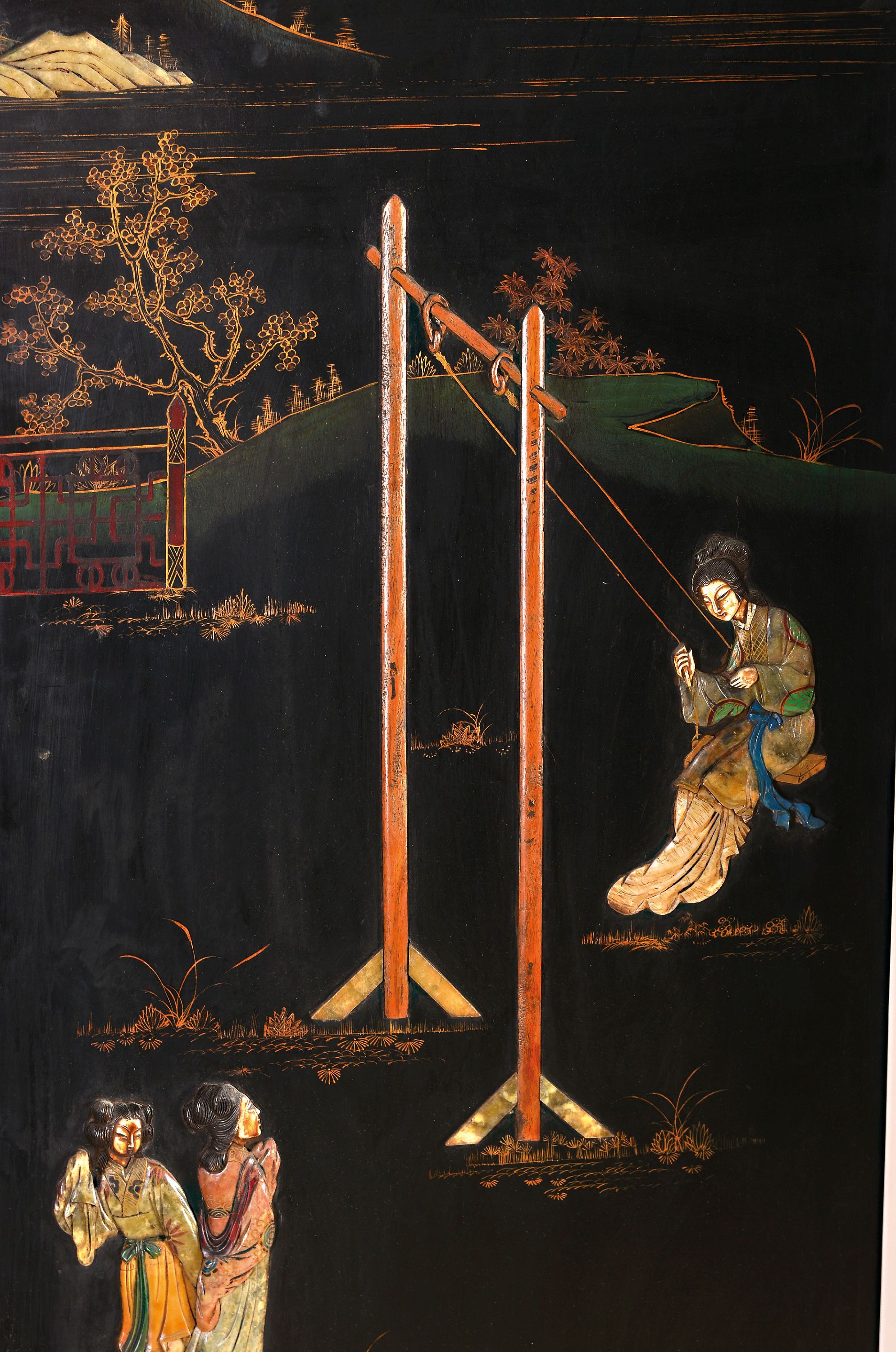 Detail c: Paravent, China, um 1920, in Schwarz lackiert, figürliche Szenen mit Specksteinen verziert, ca. 184x160 cm, EZ 2