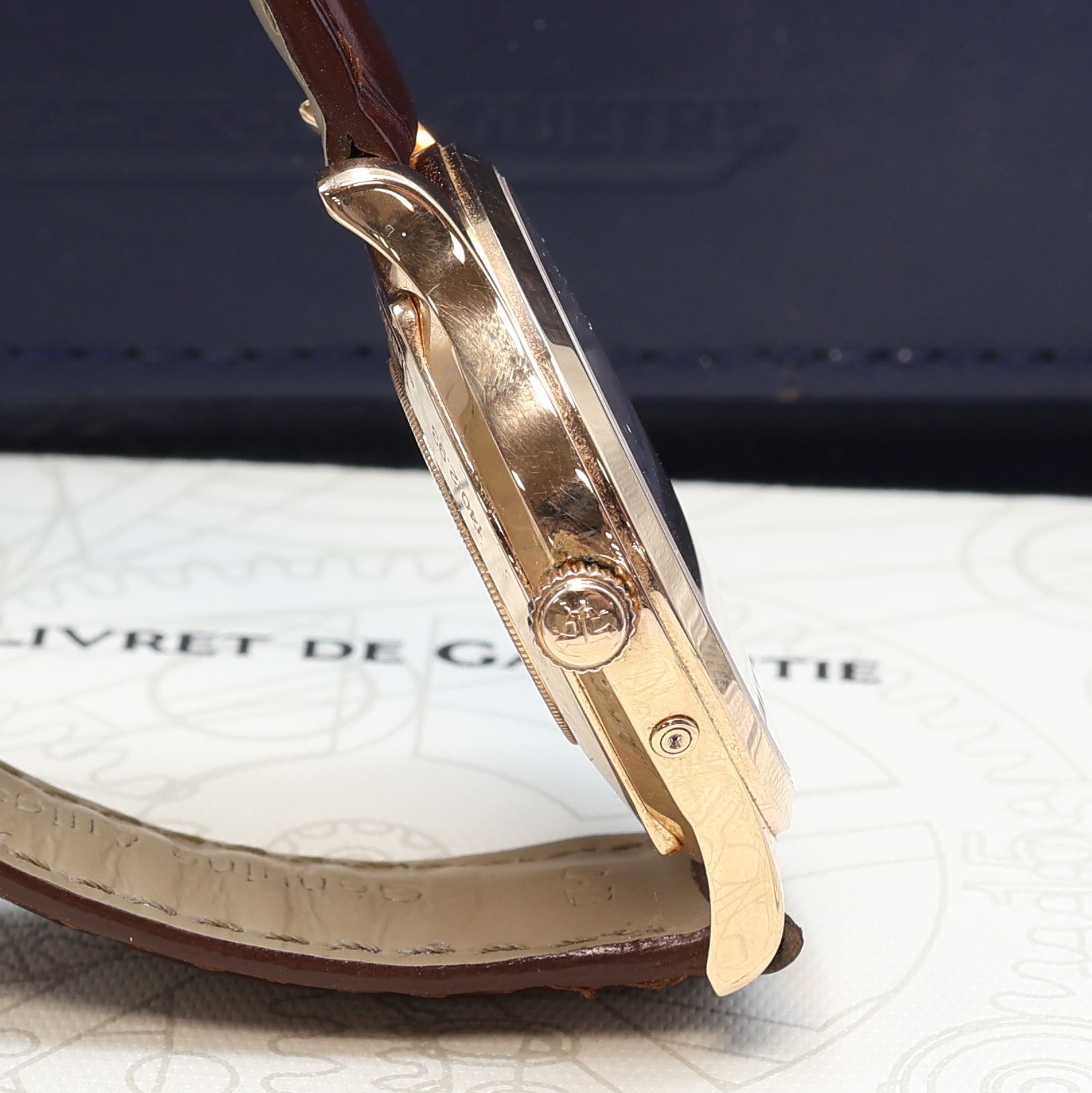 Detail e: Jaeger-LeCoultre Master Control Herrenarmbanduhr in RG 750/000 Referenz 140.2.93, Schweiz verk. lt. beil. Pap. 03/1998, Automatik, orig. Lederband m. ...