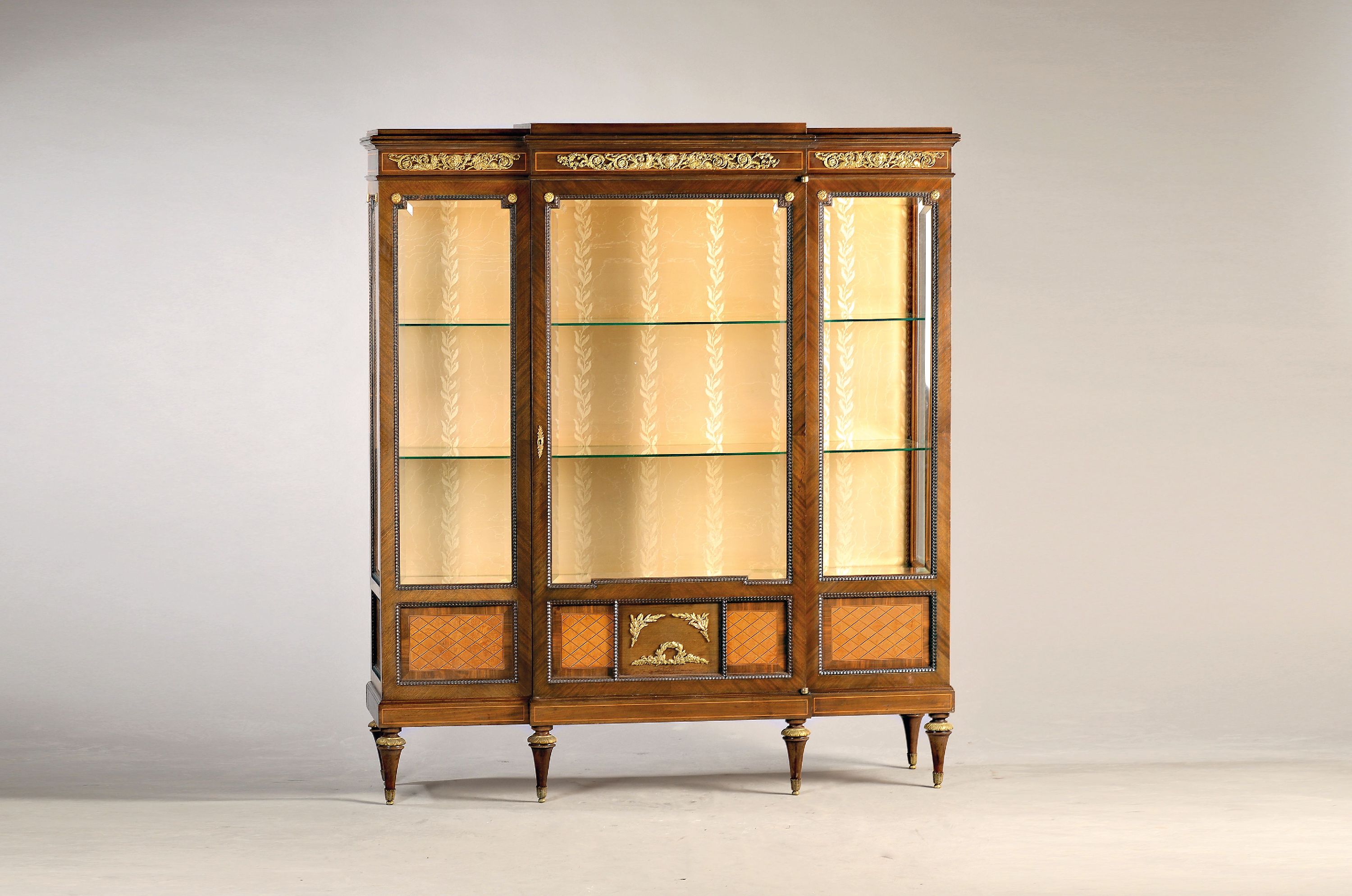 Image 27104546 - Vitrine im Louis-Seize-Stil, um 1900, Mahagonifurnier, feine Bandeinlagen, in den ...
