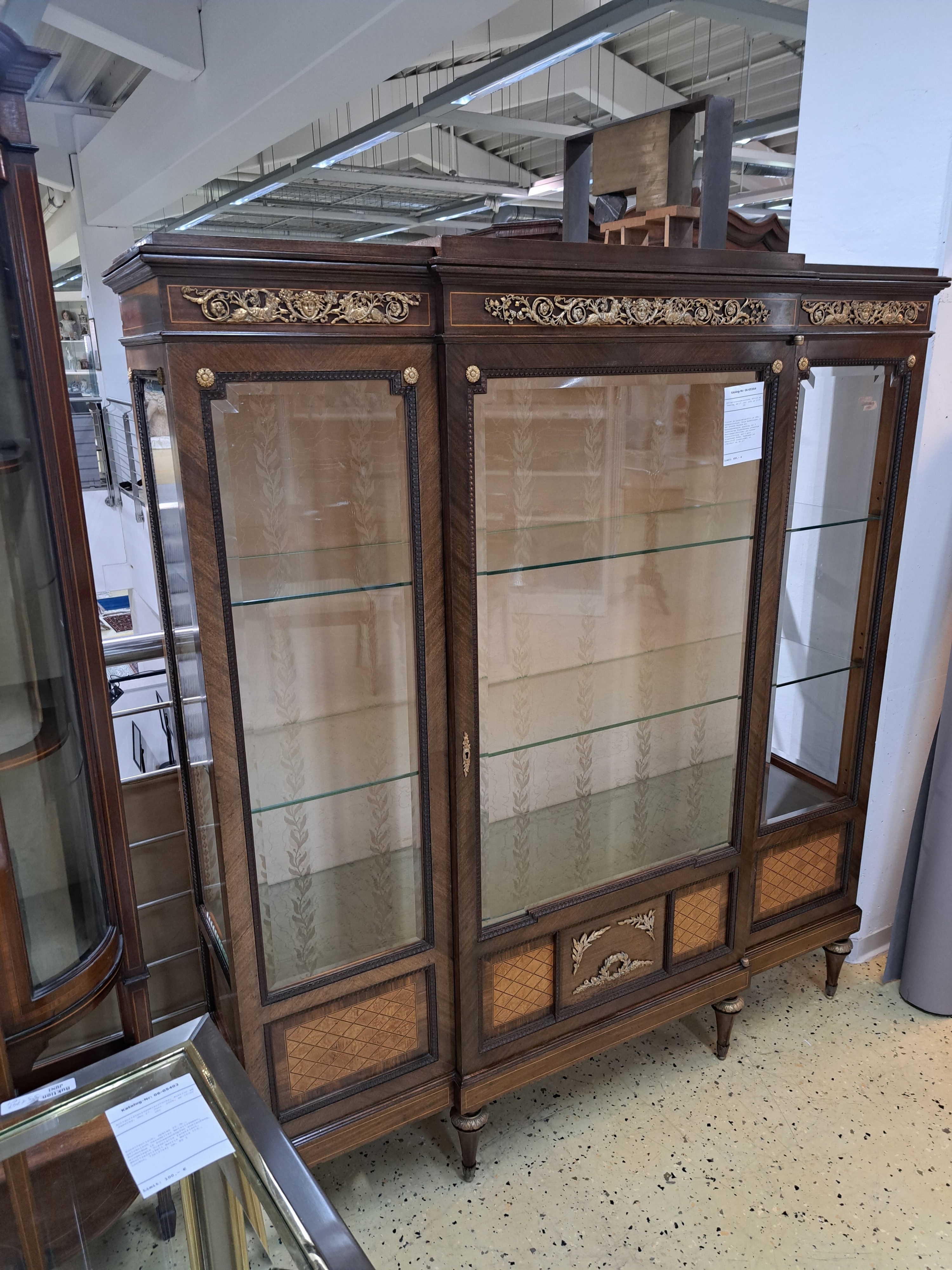 Detail a: Vitrine im Louis-Seize-Stil, um 1900, Mahagonifurnier, feine Bandeinlagen, in den unteren Feldern mit Rautenmarketerie, eintürig, mit 5 facettierten ...