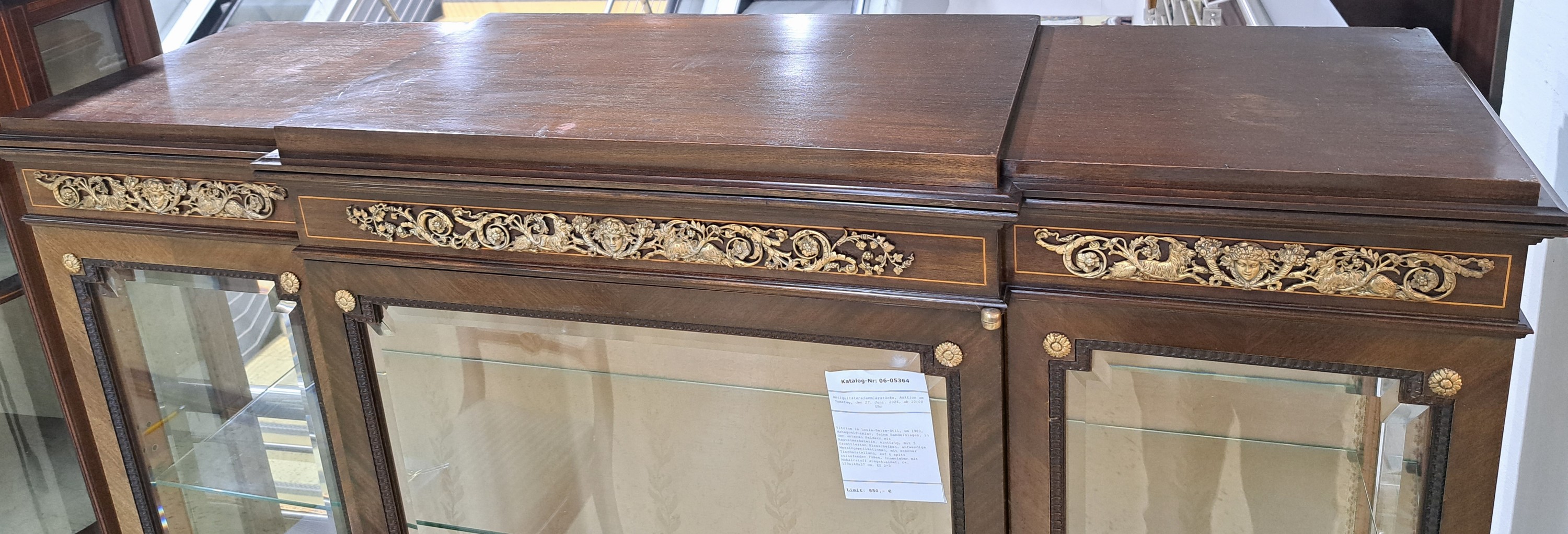 Detail f: Vitrine im Louis-Seize-Stil, um 1900, Mahagonifurnier, feine Bandeinlagen, in den unteren Feldern mit Rautenmarketerie, eintürig, mit 5 facettierten ...