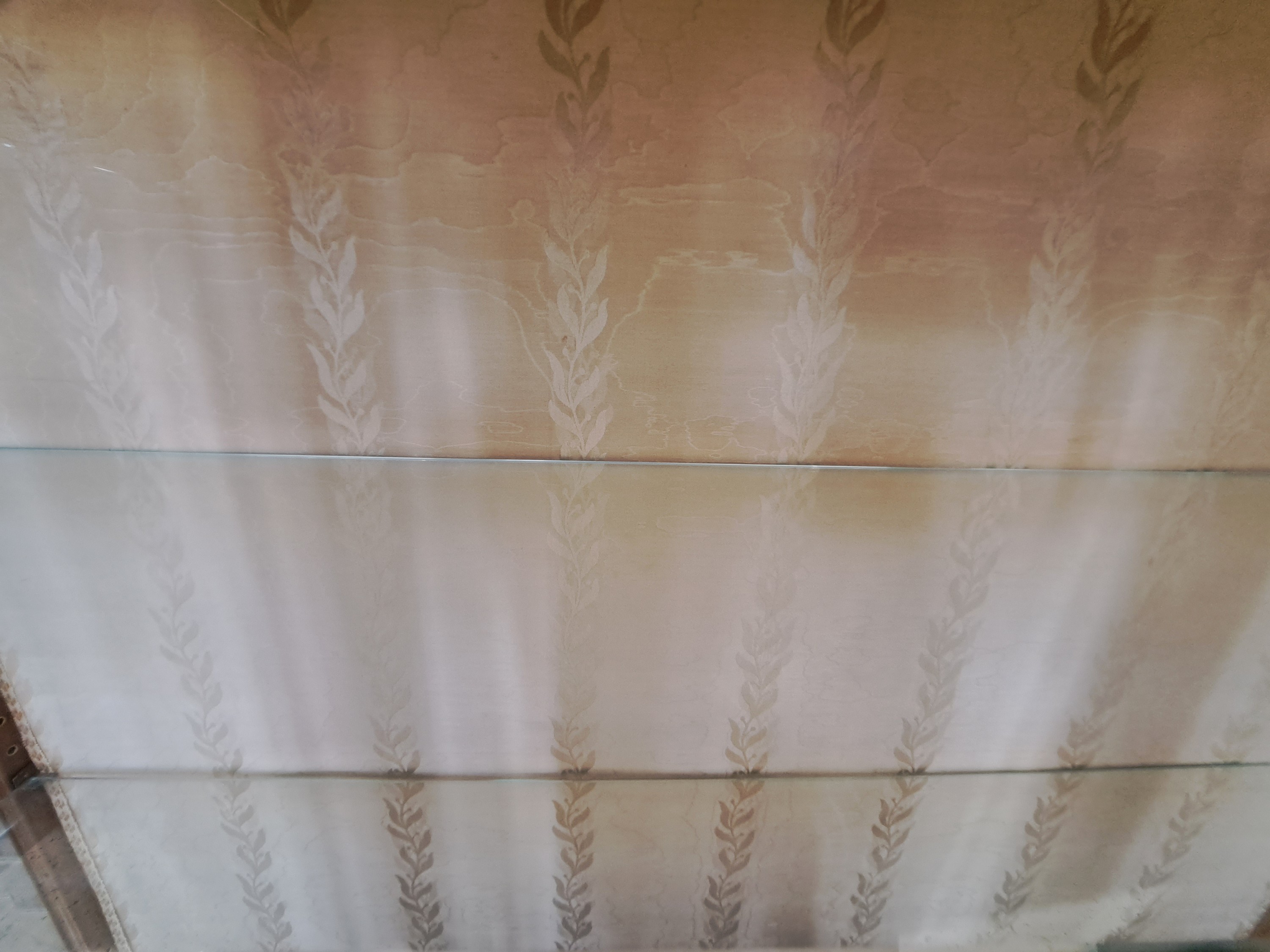 Detail g: Vitrine im Louis-Seize-Stil, um 1900, Mahagonifurnier, feine Bandeinlagen, in den unteren Feldern mit Rautenmarketerie, eintürig, mit 5 facettierten ...