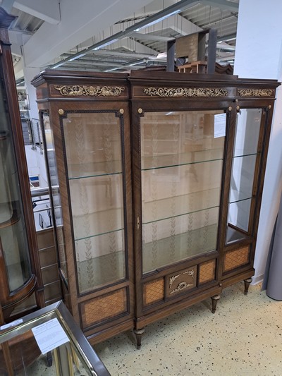 27104546a - Vitrine im Louis-Seize-Stil, um 1900, Mahagonifurnier, feine Bandeinlagen, in den ...