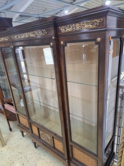 27104546b - Vitrine im Louis-Seize-Stil, um 1900, Mahagonifurnier, feine Bandeinlagen, in den ...