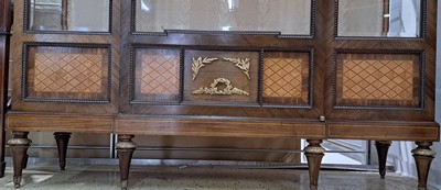 27104546d - Vitrine im Louis-Seize-Stil, um 1900, Mahagonifurnier, feine Bandeinlagen, in den ...