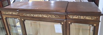 27104546f - Vitrine im Louis-Seize-Stil, um 1900, Mahagonifurnier, feine Bandeinlagen, in den ...