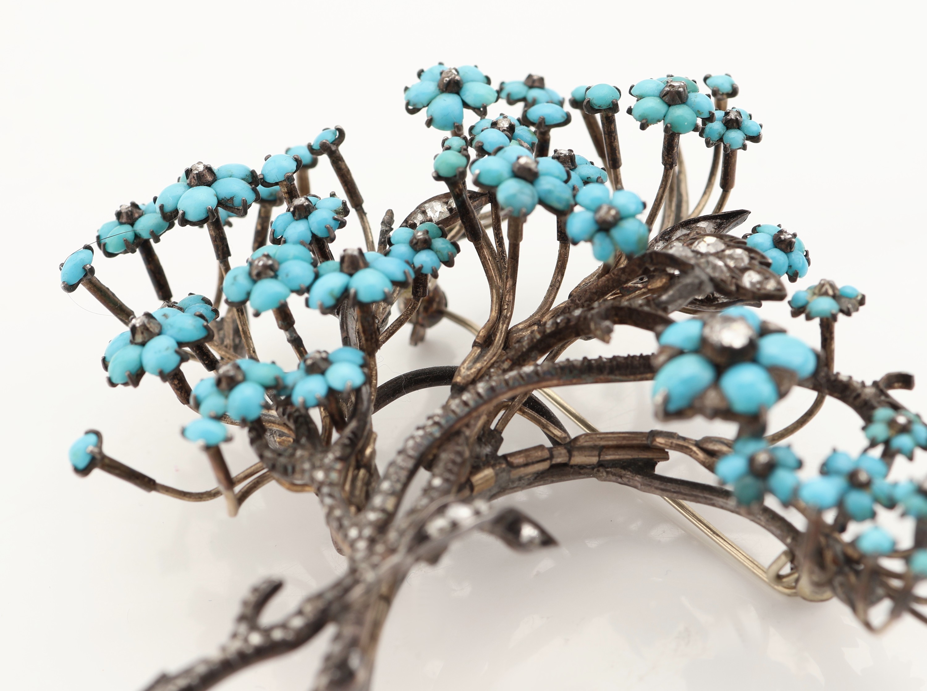 Detail c: Türkis-Diamant-Brosche, deutsch, um 1835, Silber und GG gepr., in Form eines Blumenstraußes, Blüten aus Türkis-Cabochons von hervorragender ...