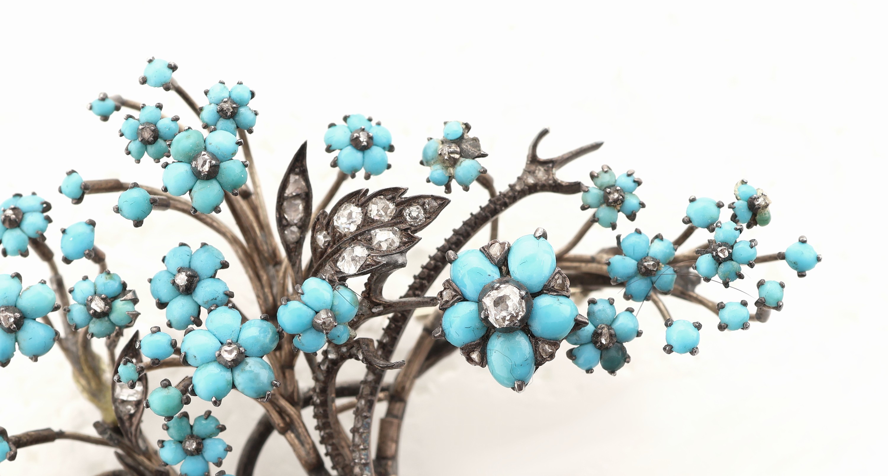 Detail d: Türkis-Diamant-Brosche, deutsch, um 1835, Silber und GG gepr., in Form eines Blumenstraußes, Blüten aus Türkis-Cabochons von hervorragender ...