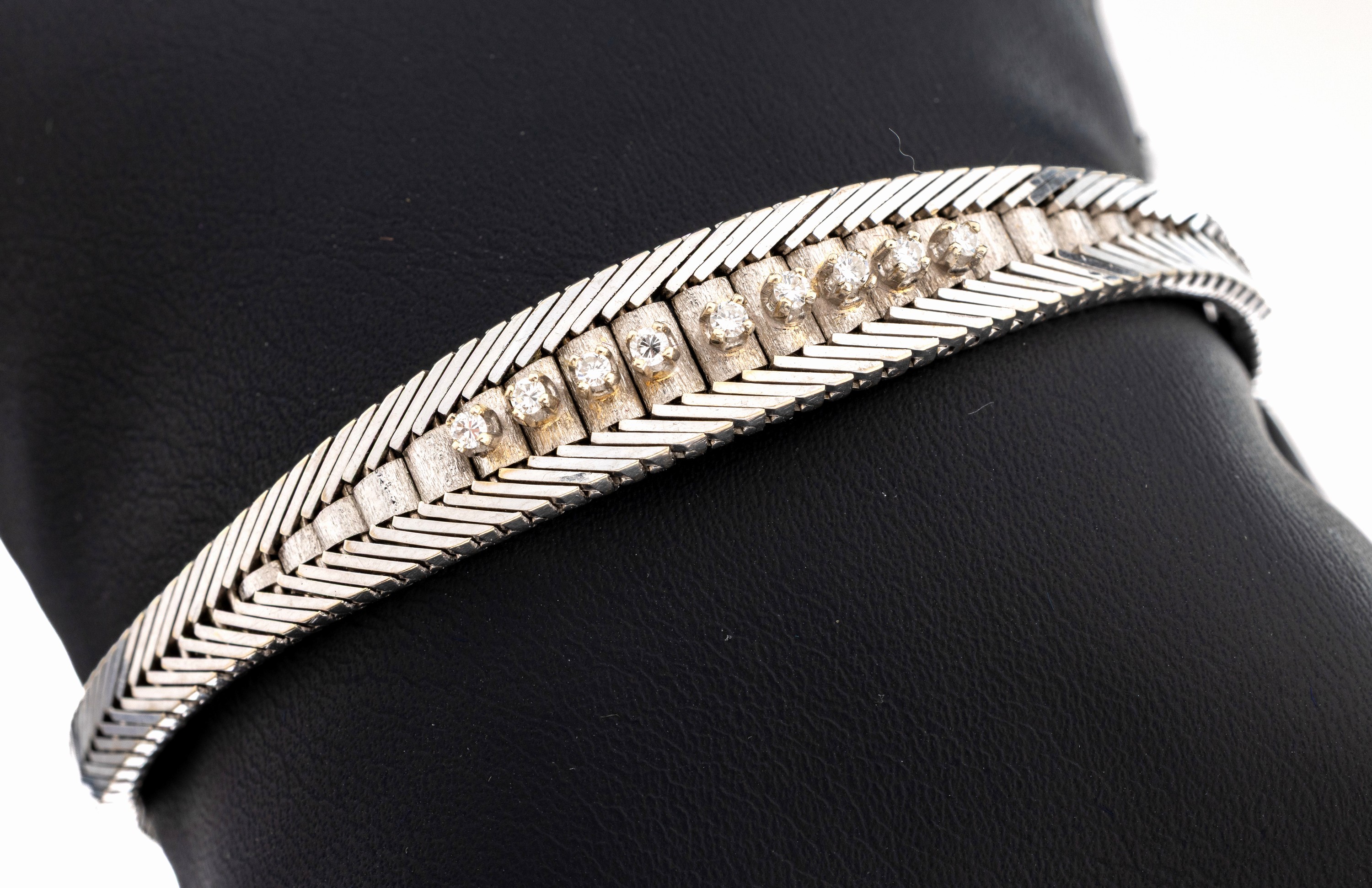 Image 27104797 - 18 kt Gold Brillant-Armband, 1970er Jahre, WG 750/000, 9 erhaben gefasste Brillanten ...