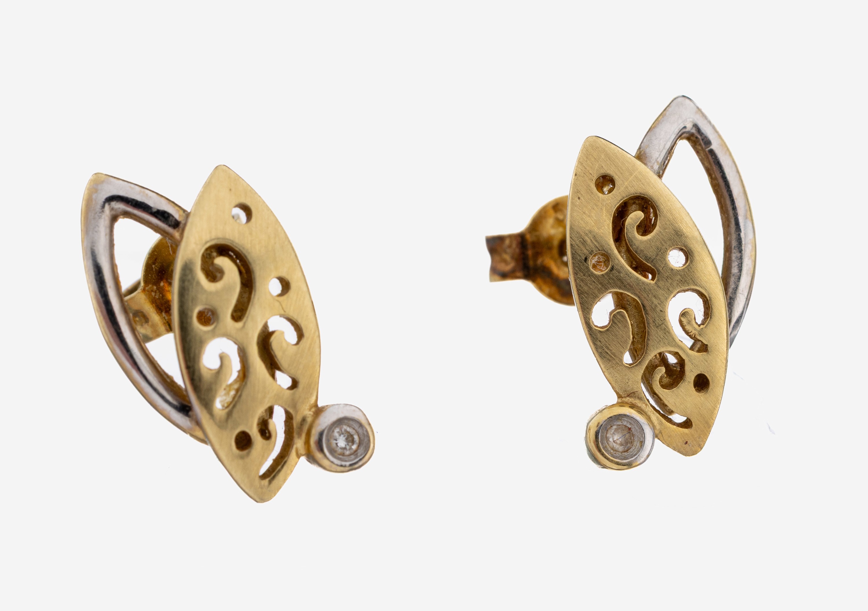 Paar 14 kt Gold Brillant-Ohrstecker, GG/WG 585/000, durchbrochen gearbeitet, 2 Brillantenzus. ca. 0.02 ct (grav.) Weiß/p, ca. 2.6 g