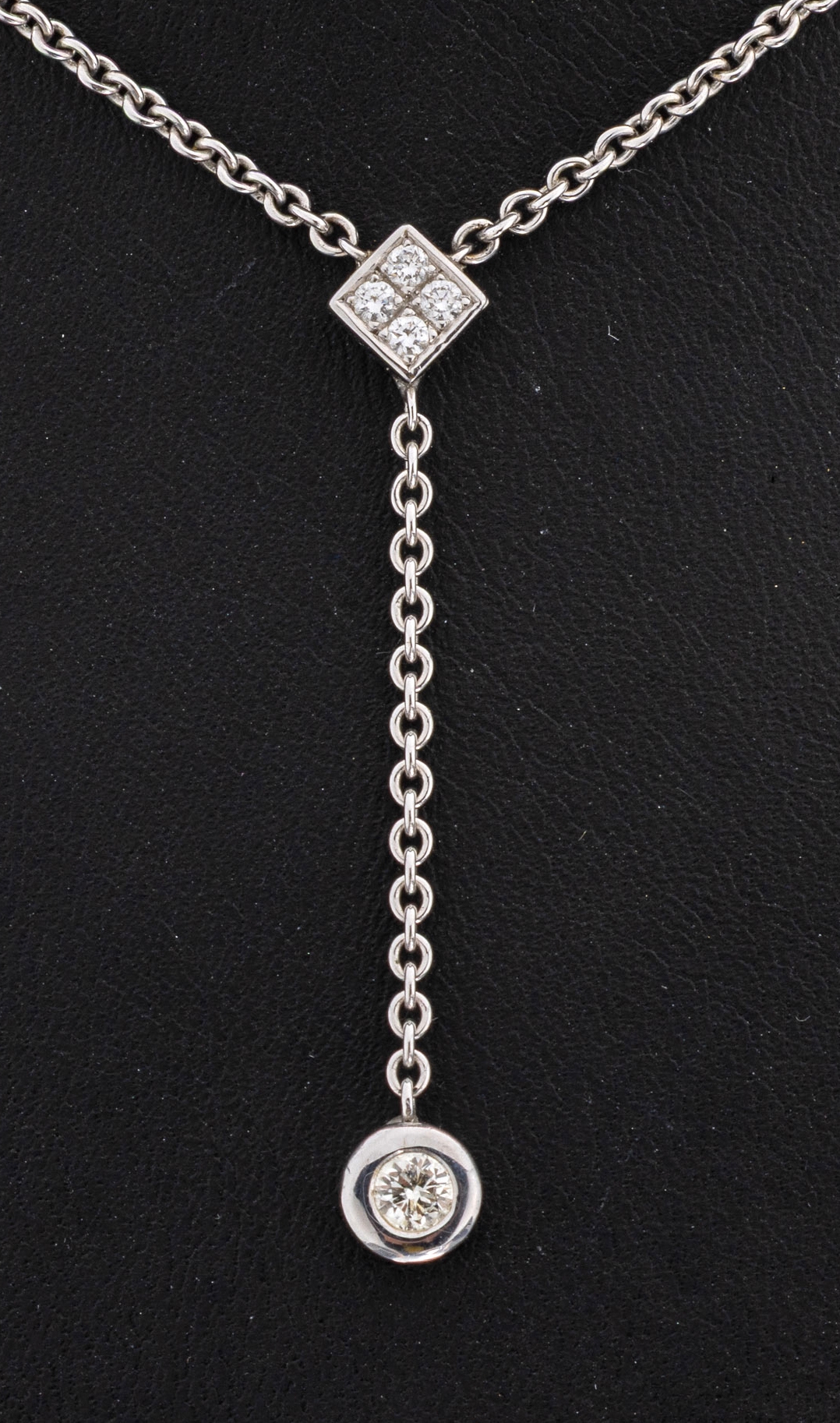 Detail a: 18 kt Gold Brillant-Collier, WG 750/000, Mittelteil quadratisch mit 4 Brillanten zus. ca. 0.12 ct Weiß/si, längliche bewegl. Abhängung, Brillant ...