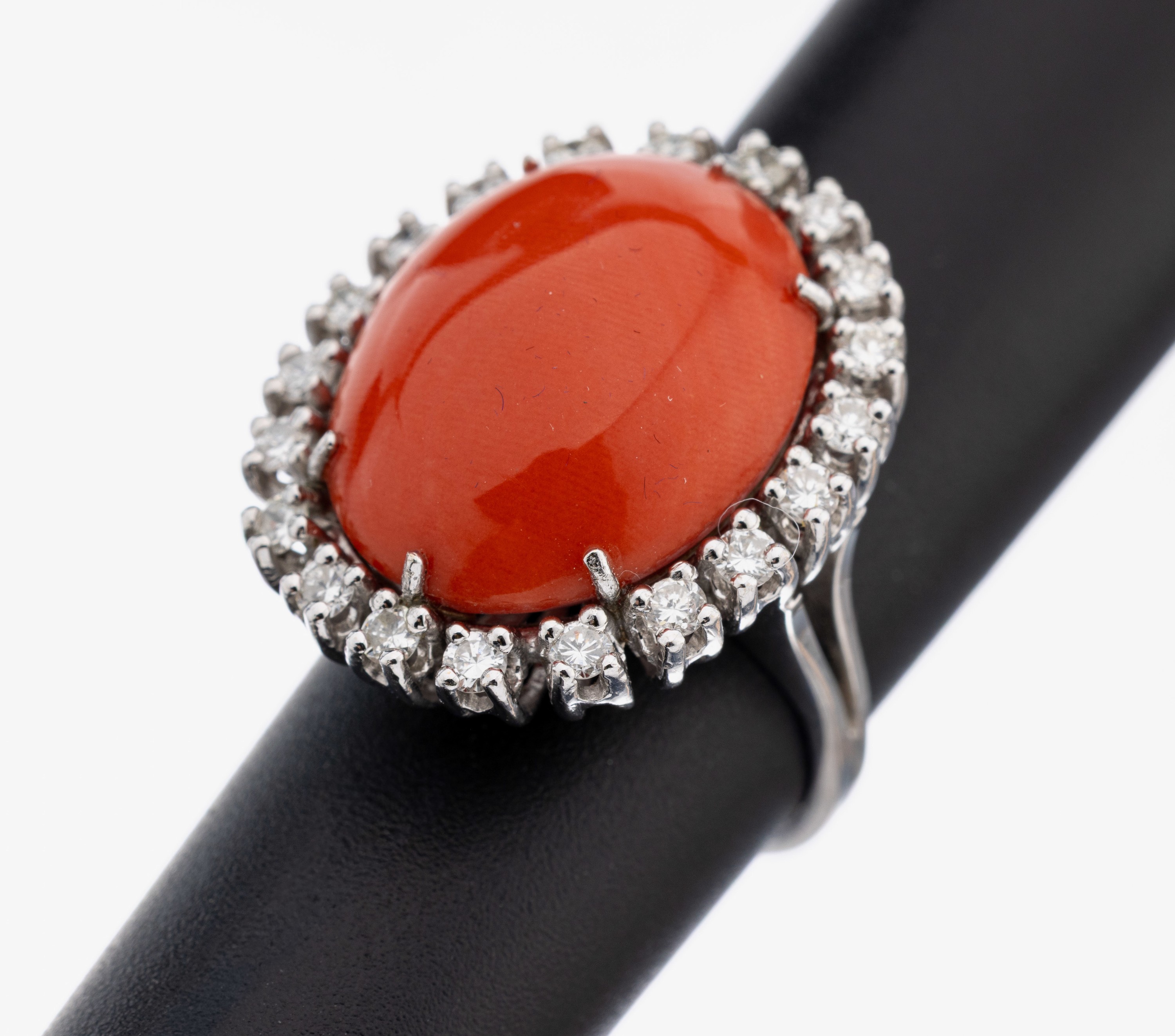 Image 27104861 - 14 kt Gold Koralle-Brillant-Ring, WG 585/000, mittig ovaler Korallen-Cabochon, ...